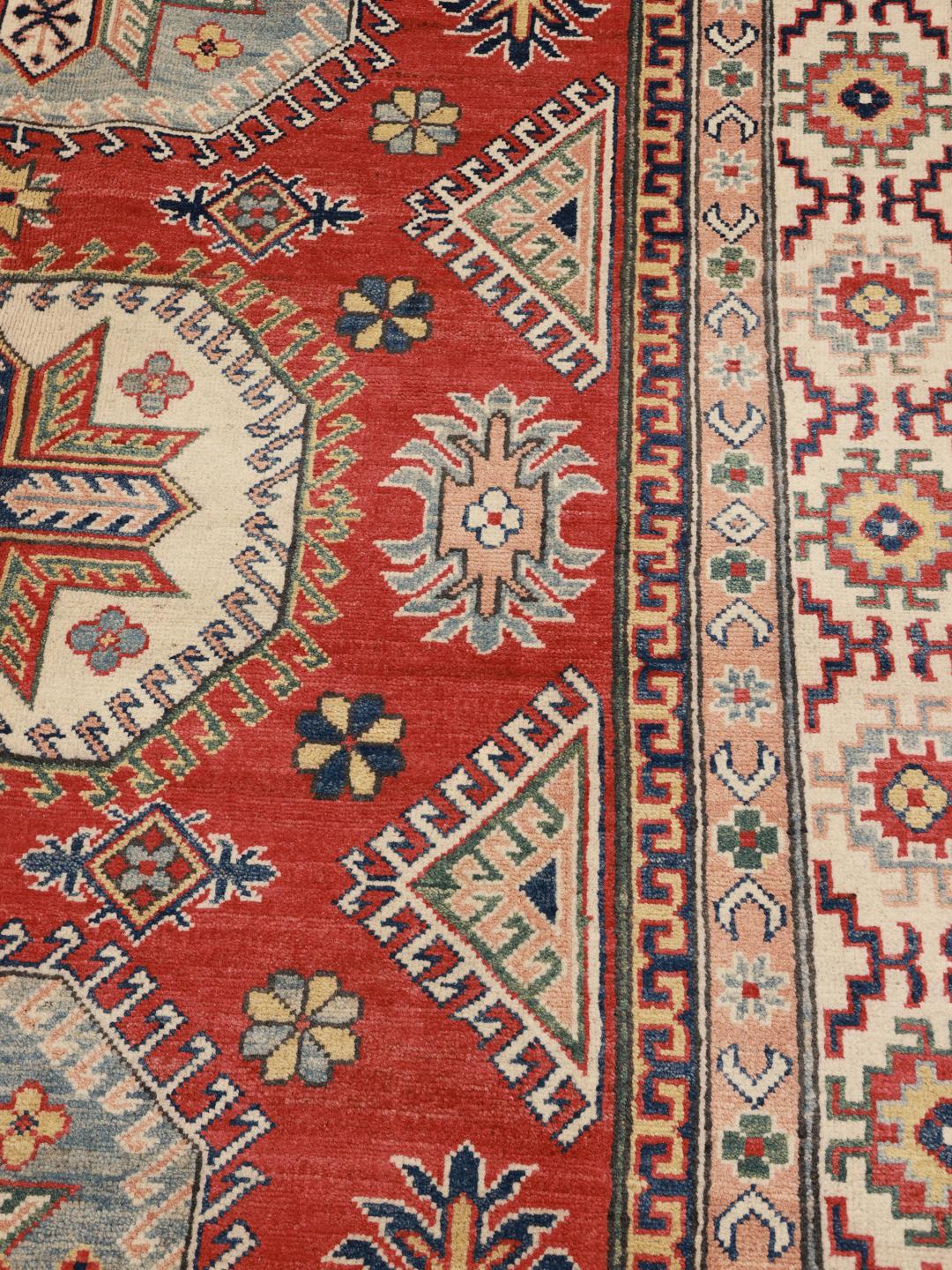 Covor Kazak înnodat manual din Afganistan în tonuri de roșu cu modele geometrice