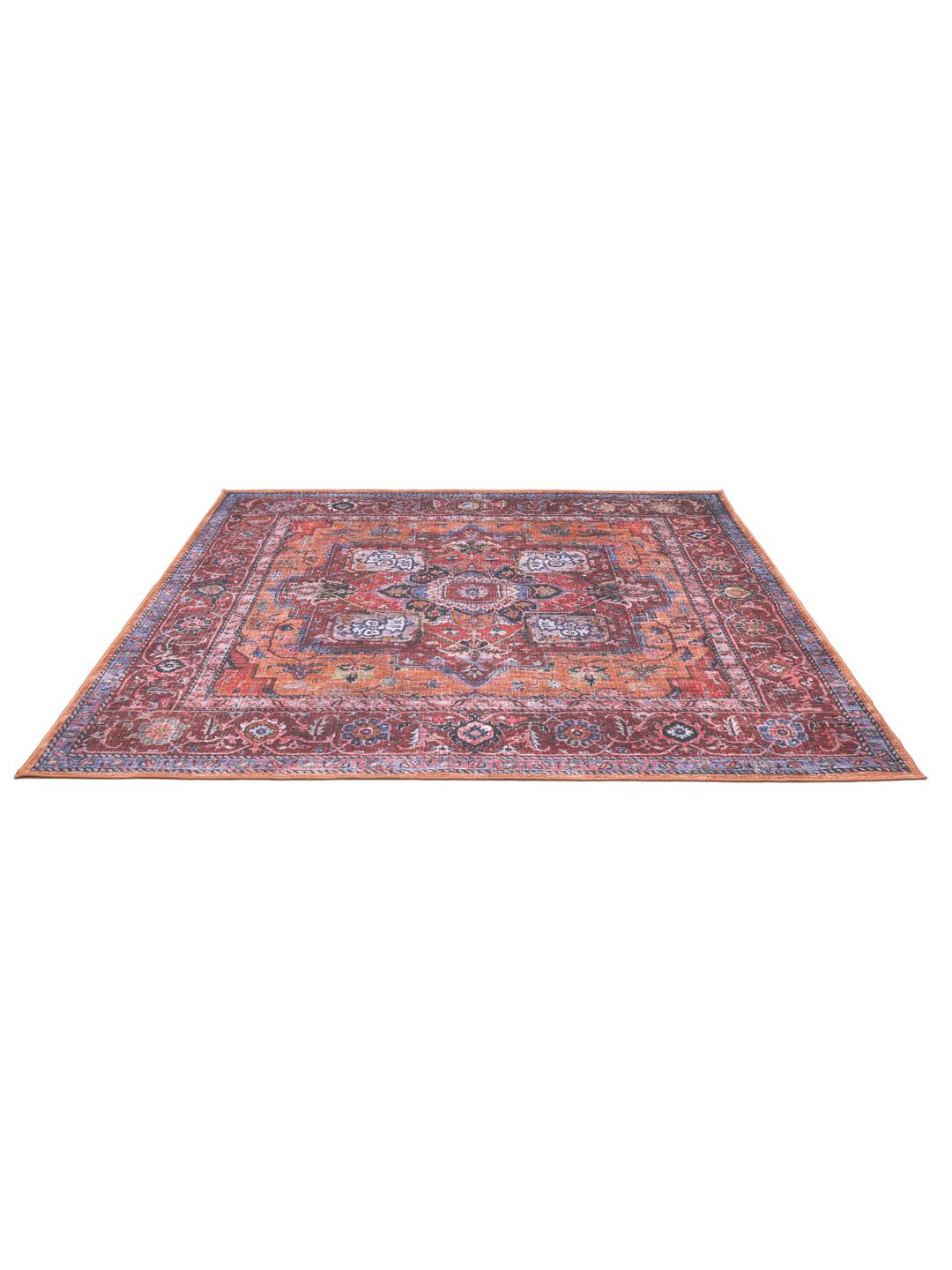 Vierkant rood en blauw vloerkleed met traditioneel oosters patroon.