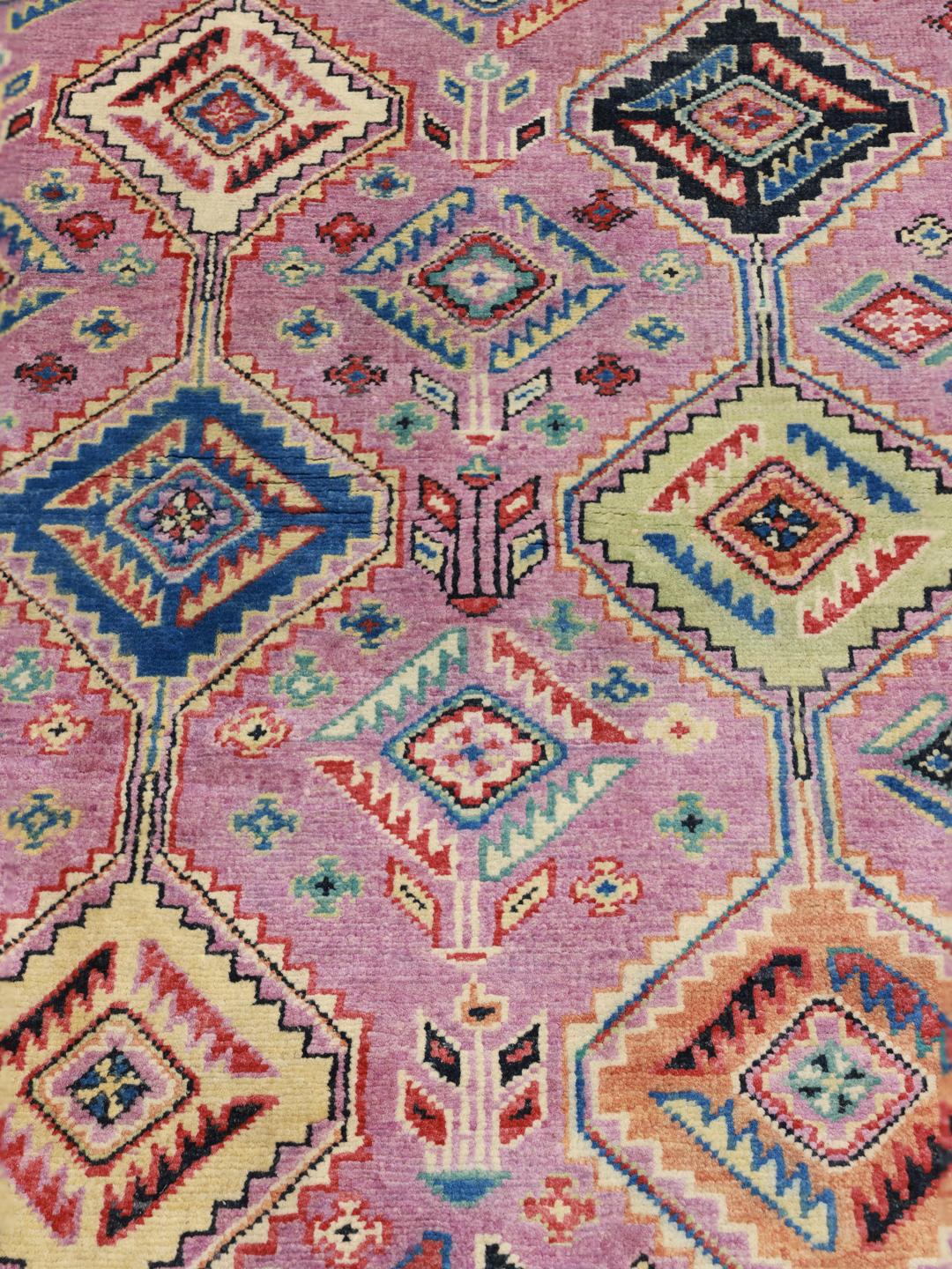Handgeknüpfter Kazak-Teppich aus Afghanistan in Lila mit geometrischen Mustern