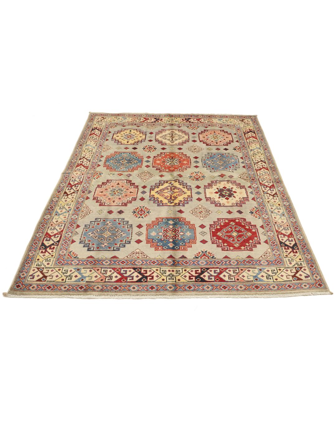 Handgeknoopt Kazak-tapijt uit Afghanistan in beige met levendige geometrische medaillons