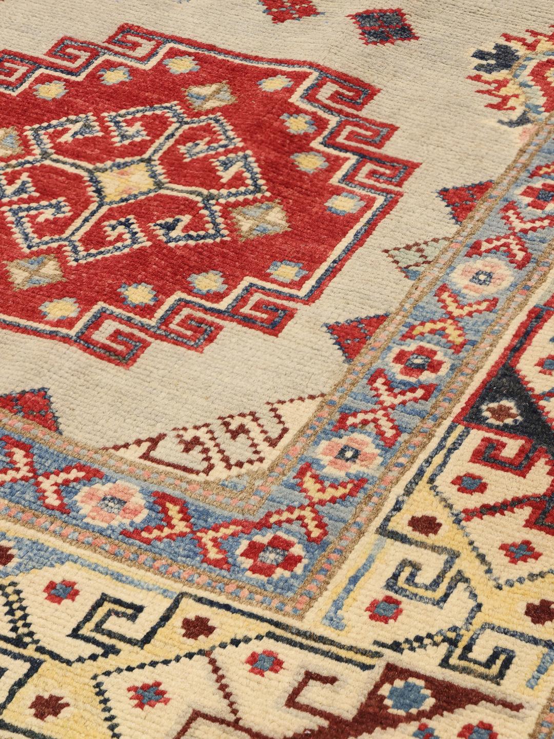 Handgeknoopt Kazak-tapijt uit Afghanistan in beige met levendige geometrische medaillons