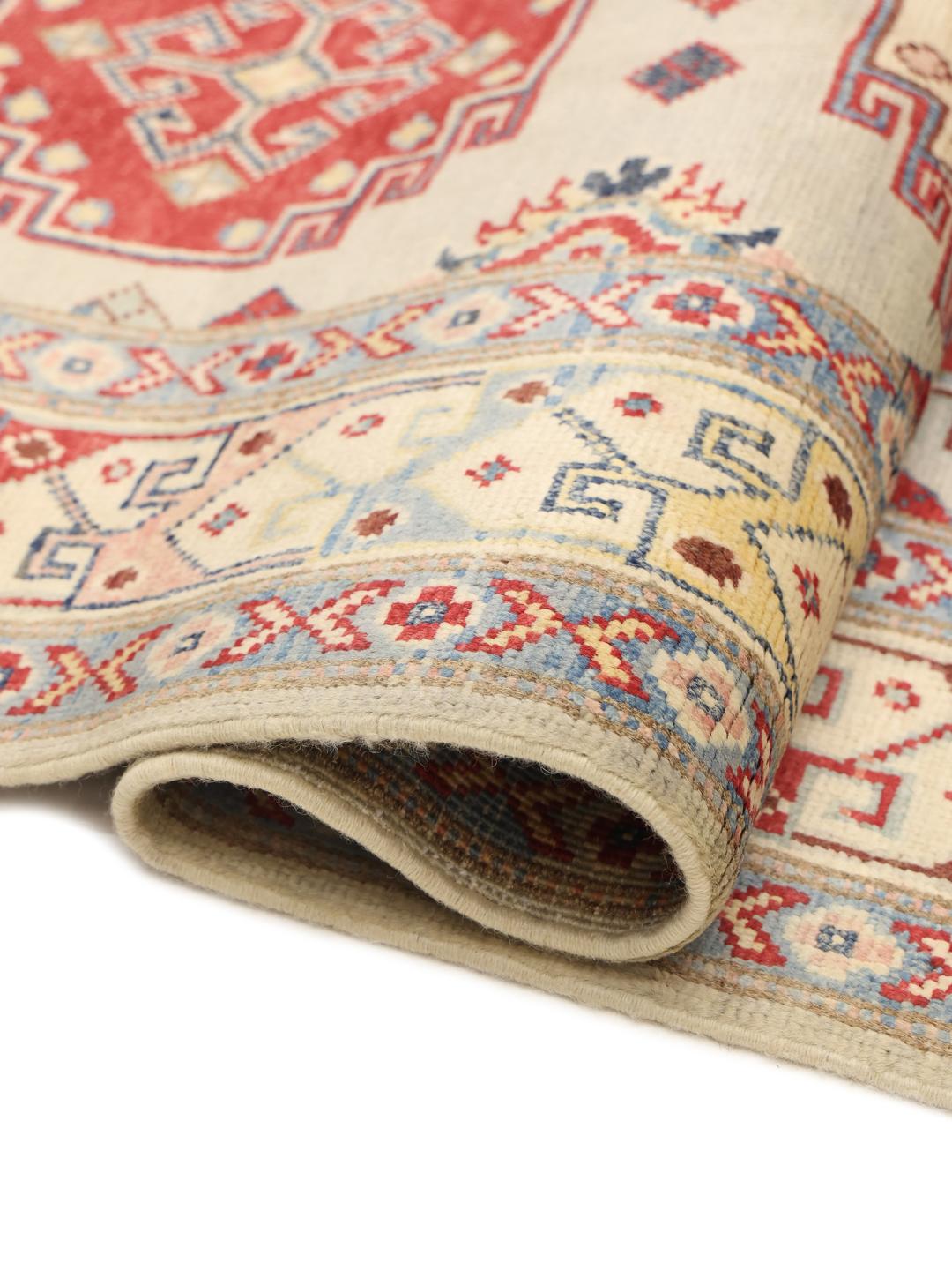Handgeknoopt Kazak-tapijt uit Afghanistan in beige met levendige geometrische medaillons