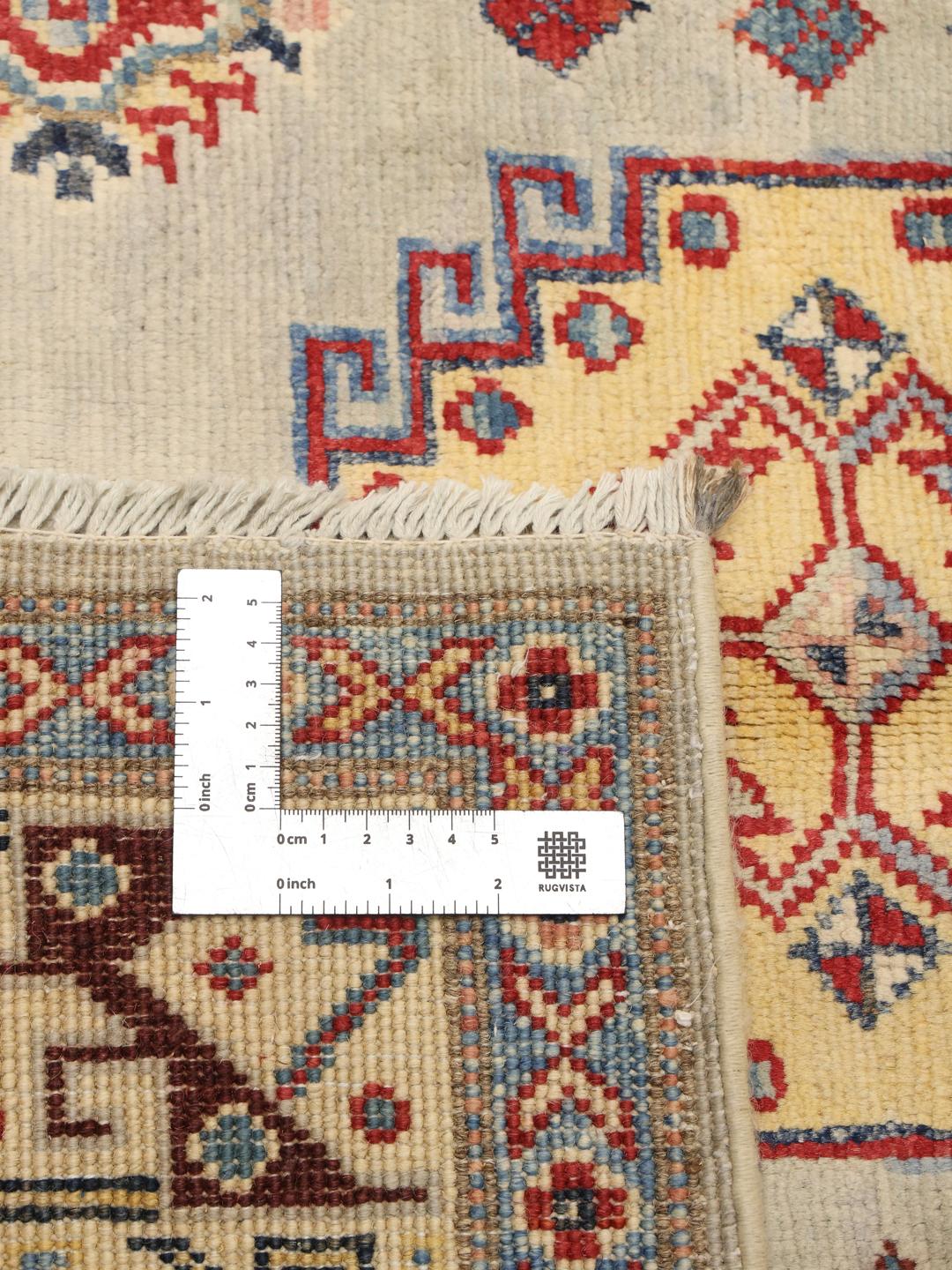 Handgeknoopt Kazak-tapijt uit Afghanistan in beige met levendige geometrische medaillons
