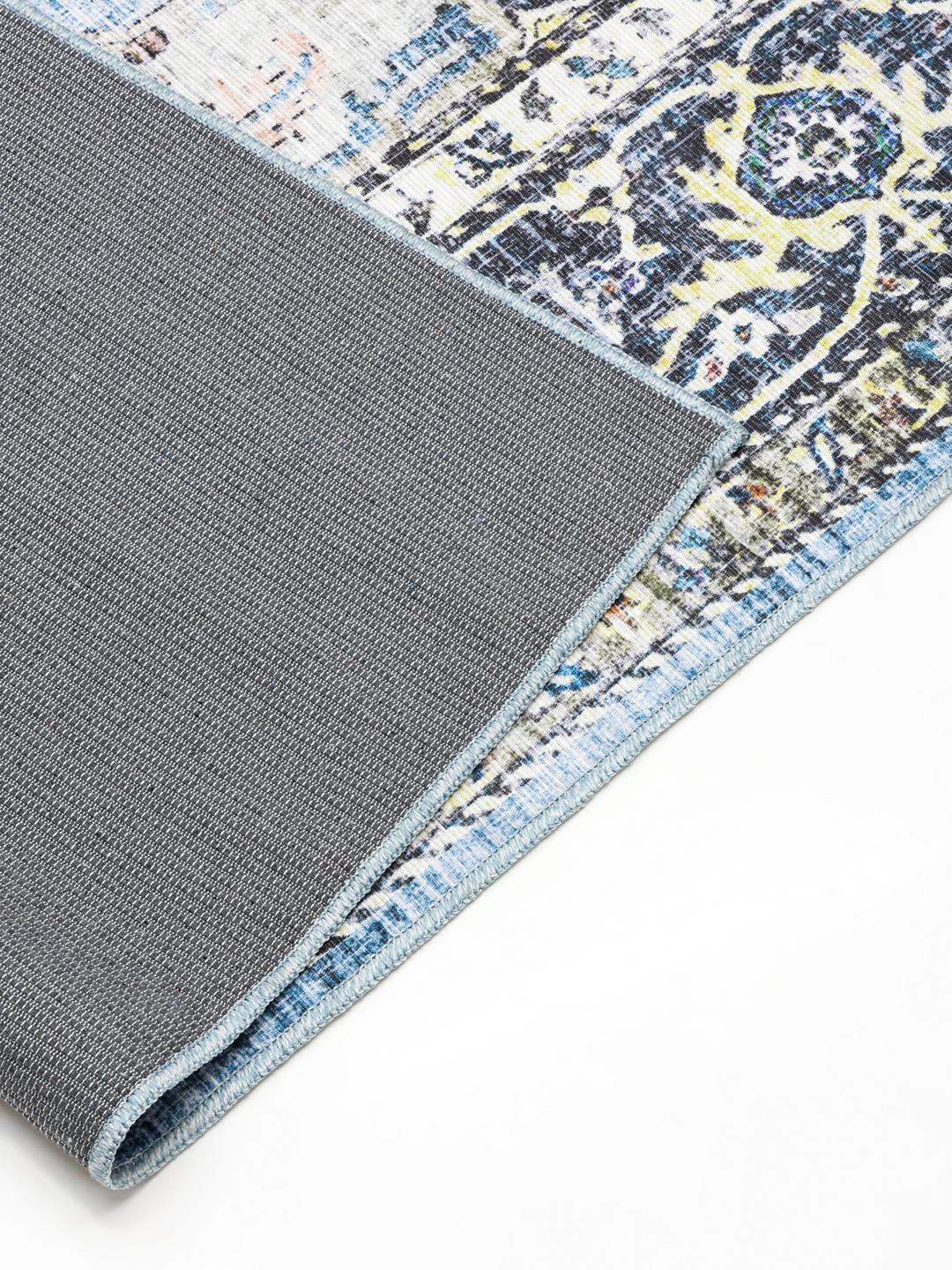 Blauw tapijt met traditionele motieven en een gedetailleerde rand
