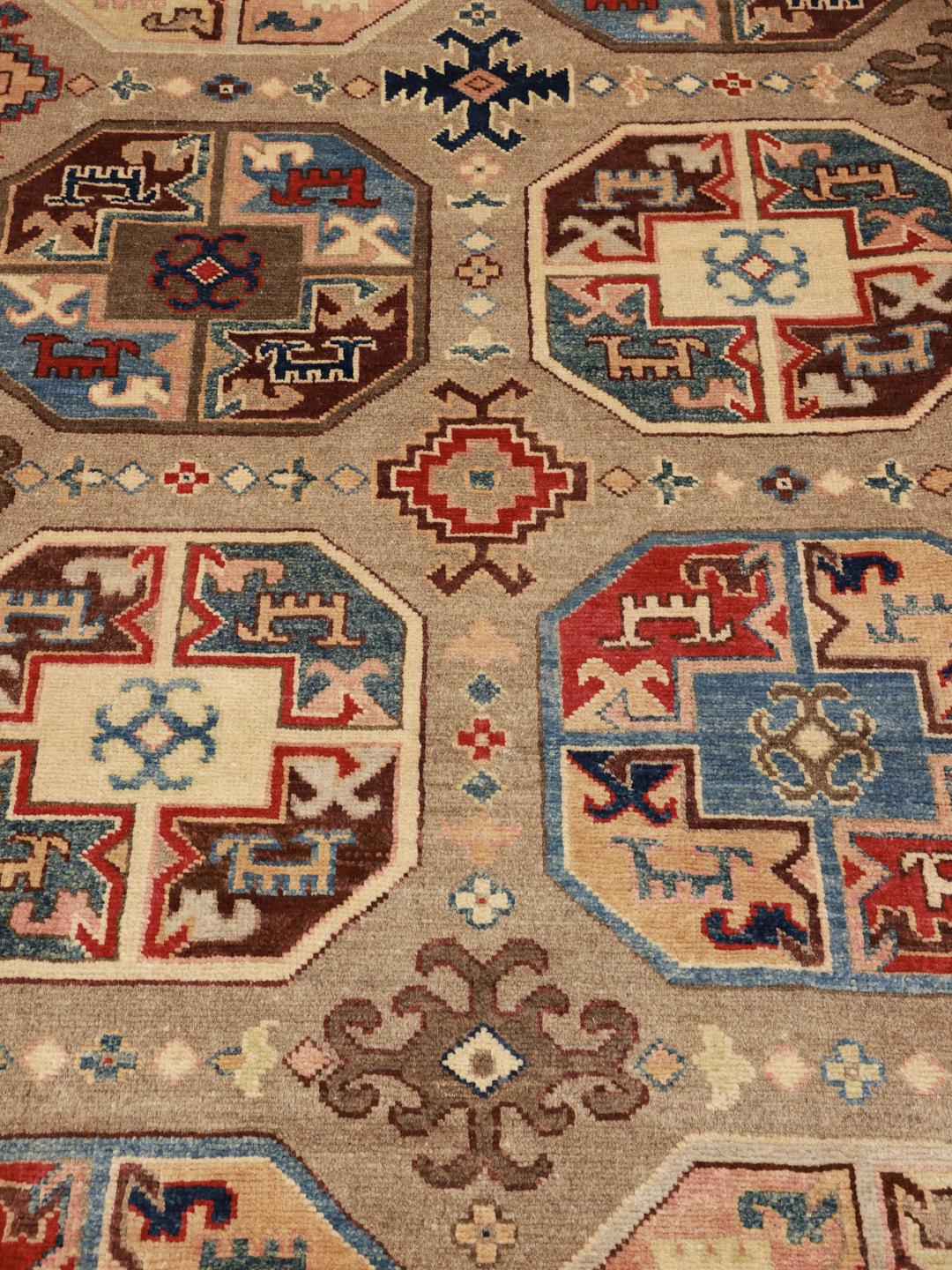 Covor Kazak afgan înnodat manual cu motive geometrice în tonuri de bej și multicolor