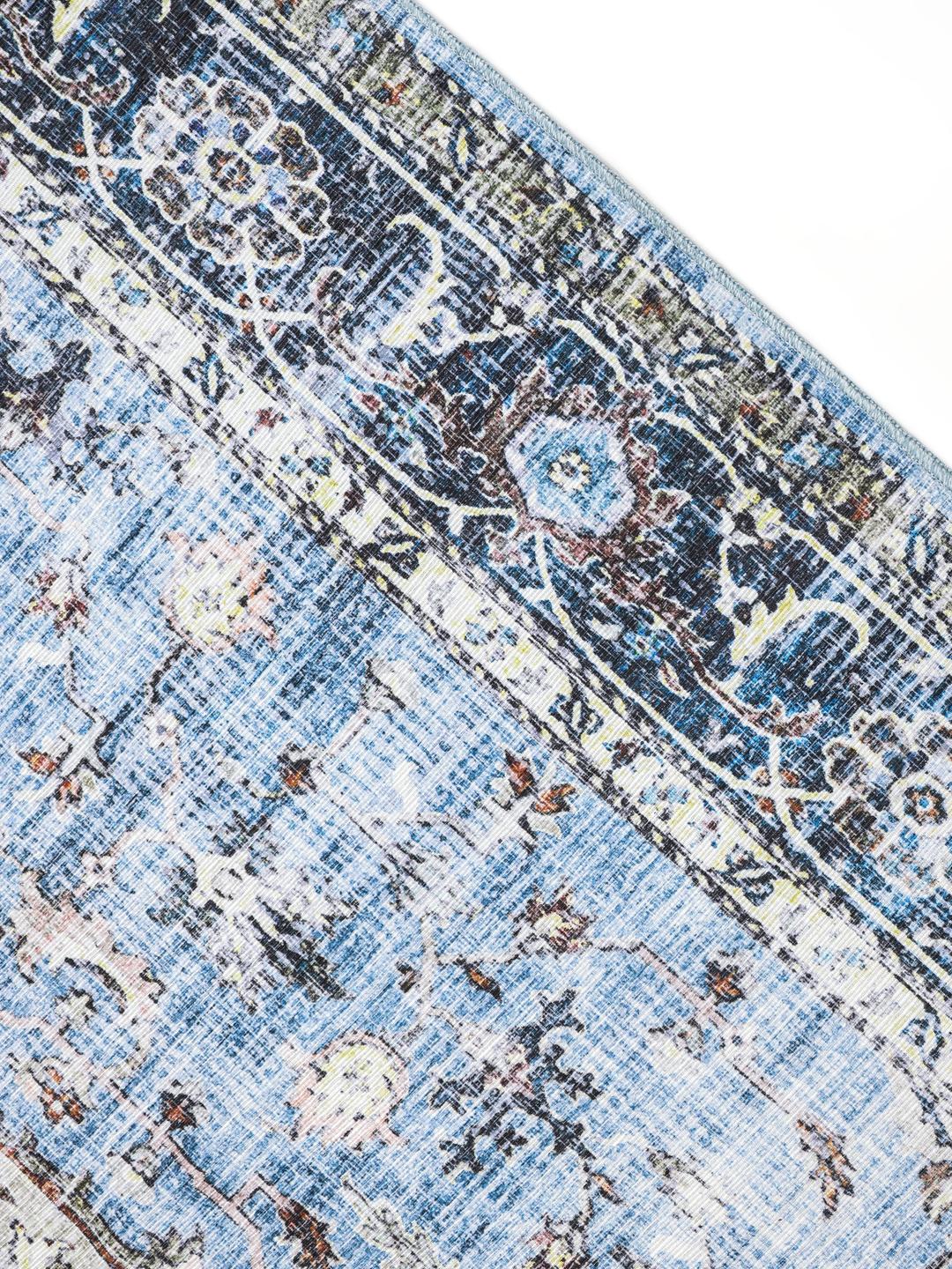 vierkant blauw tapijt met traditioneel medaillonpatroon