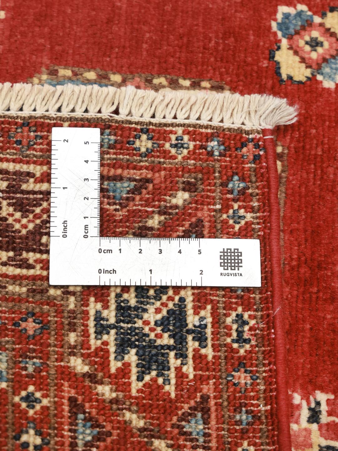 Handgeknüpfter Kazak-Teppich aus Afghanistan mit rotem Feld und geometrischen Medaillons