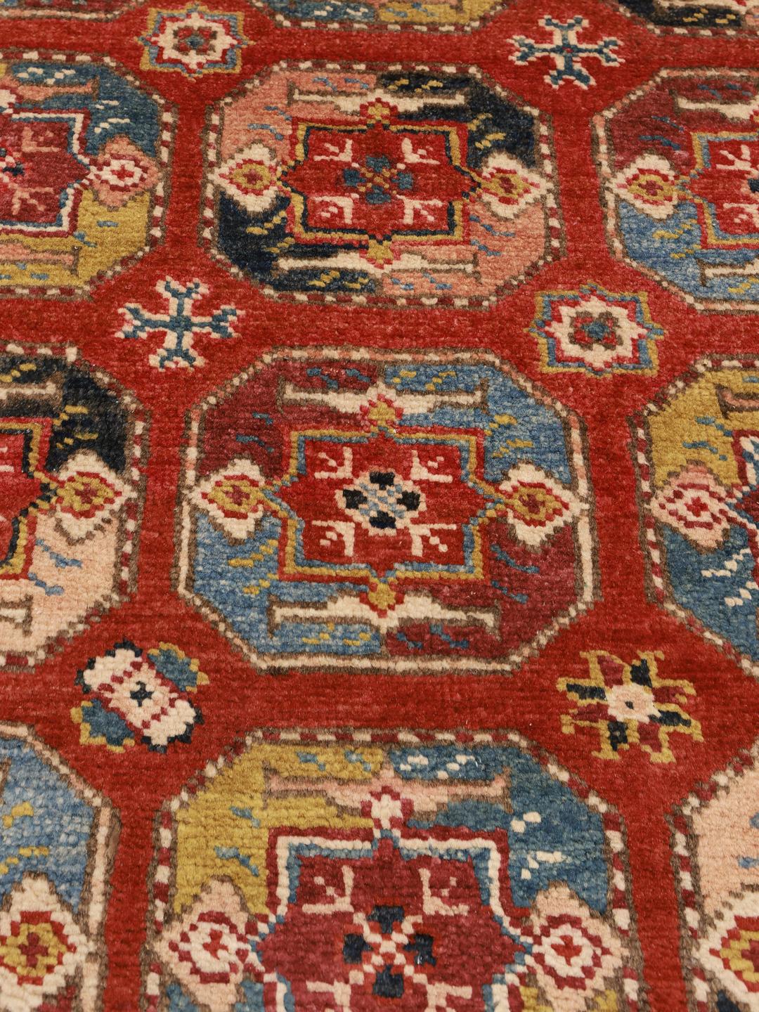 Handgeknüpfter Kazak-Teppich aus Afghanistan mit rotem Feld und geometrischen Medaillons