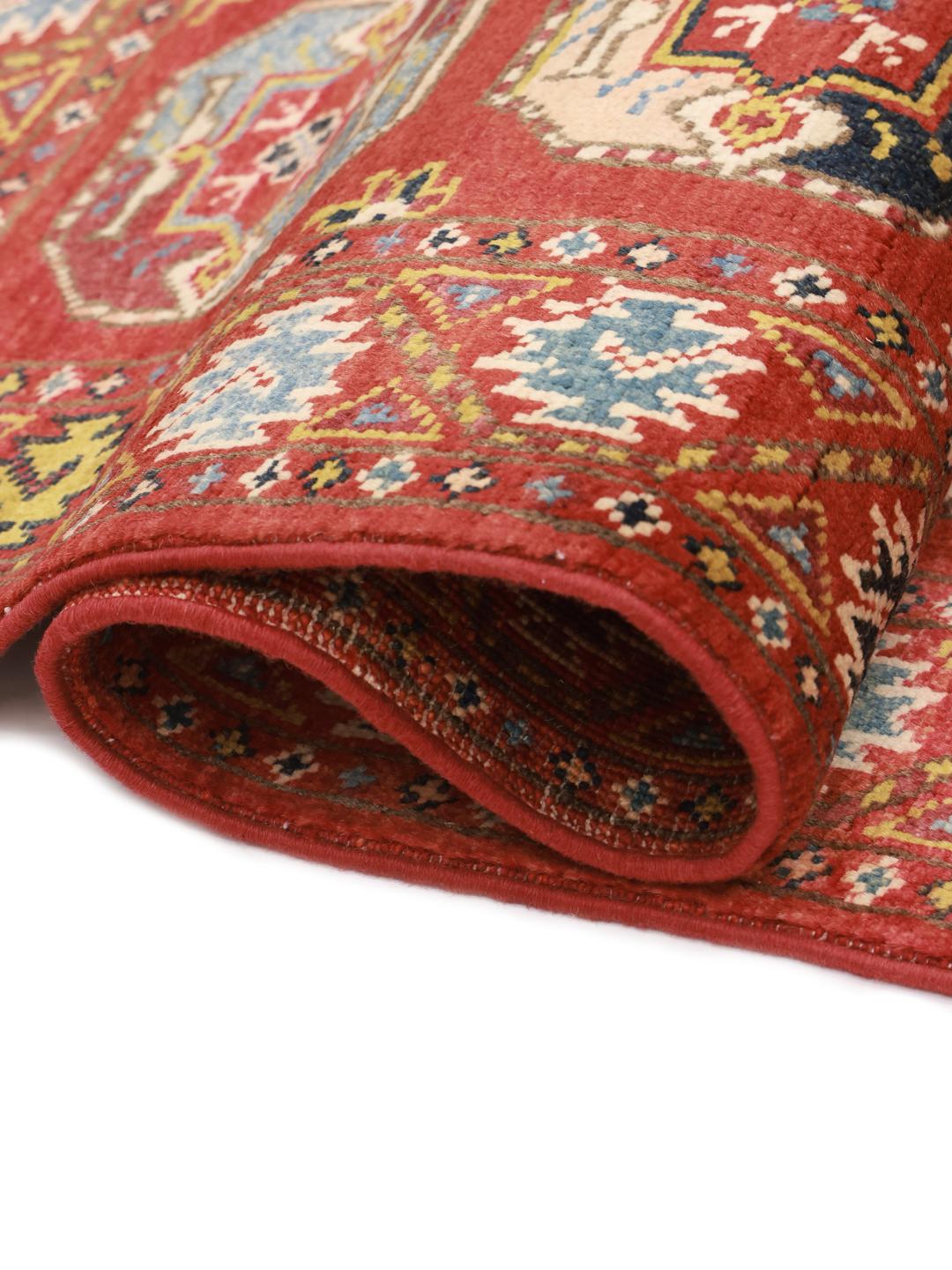 Handgeknüpfter Kazak-Teppich aus Afghanistan mit rotem Feld und geometrischen Medaillons