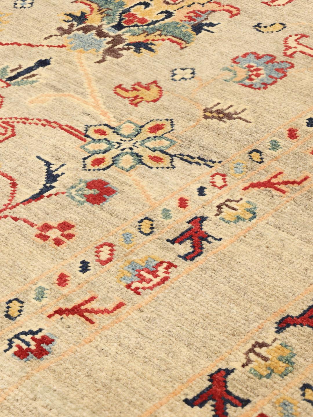 Handgeknoopt Kazak kleed uit Afghanistan met bloemmotieven in beige, rood en blauw.