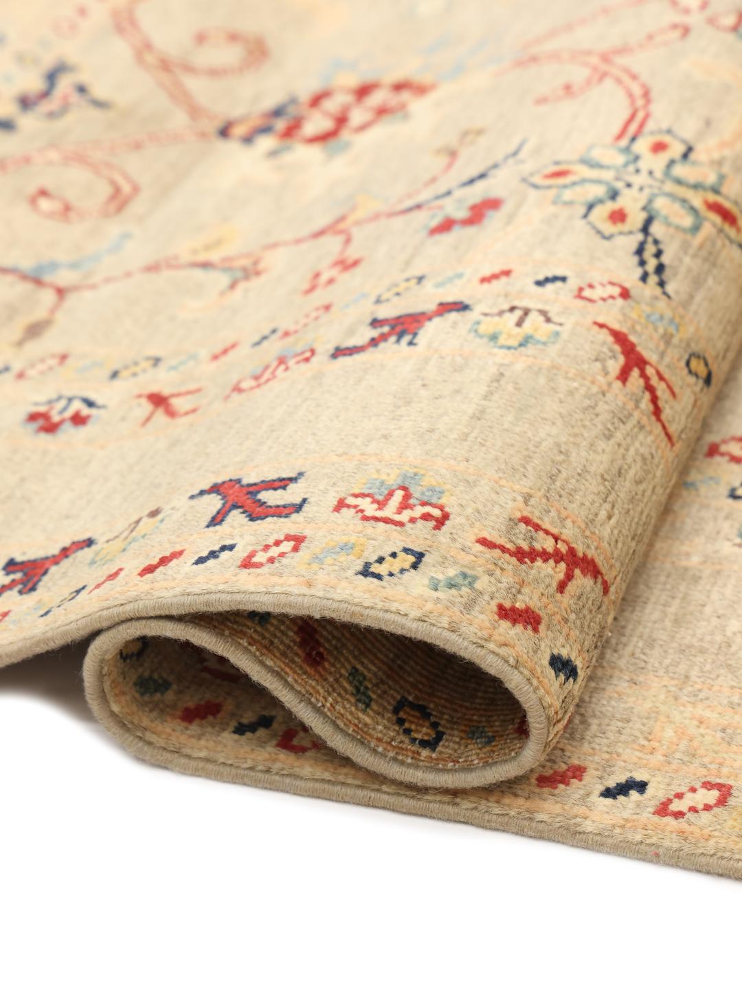 Handgeknoopt Kazak kleed uit Afghanistan met bloemmotieven in beige, rood en blauw.