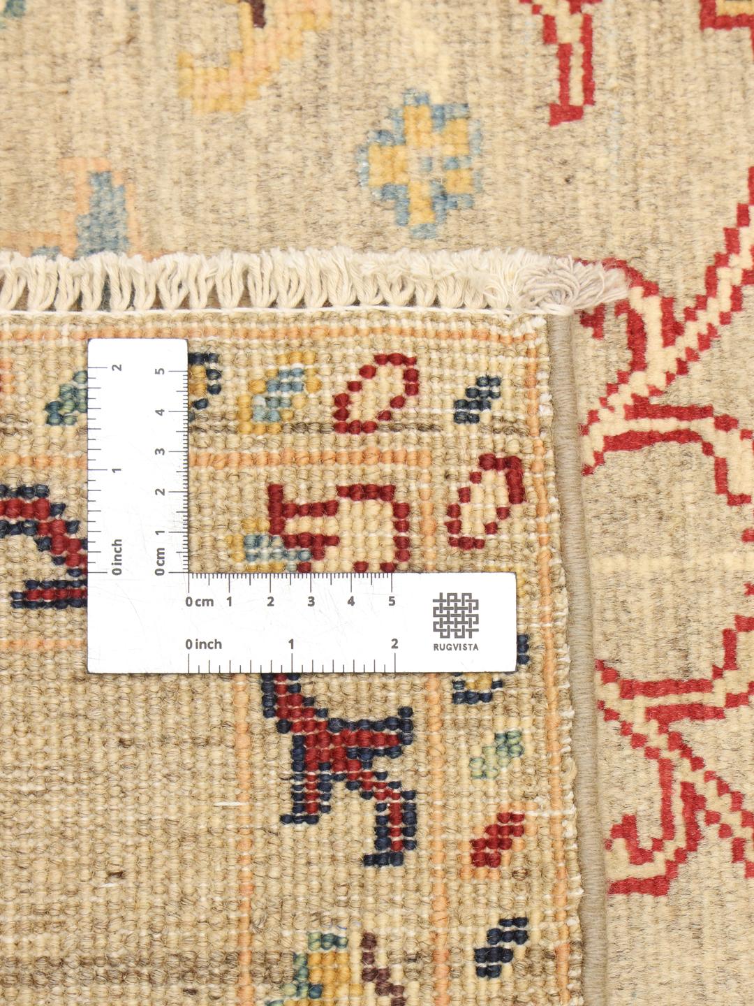 Handgeknoopt Kazak kleed uit Afghanistan met bloemmotieven in beige, rood en blauw.