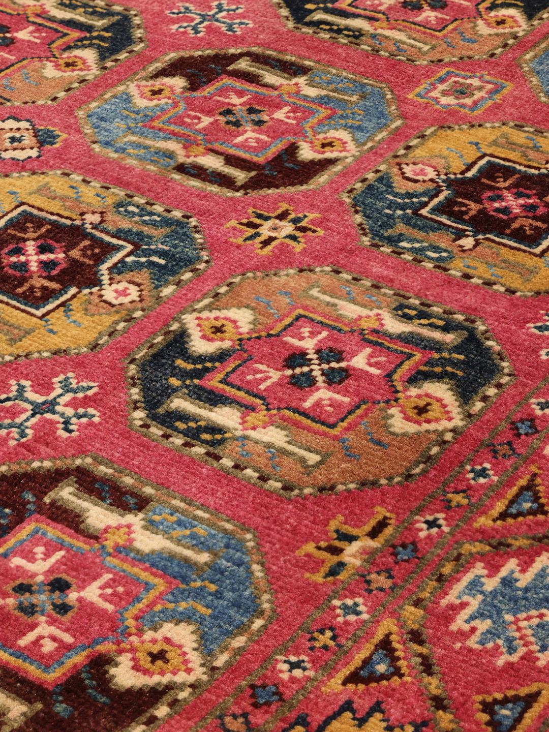 Tapis Kazak afghan noué à la main avec champ rouge et motifs géométriques