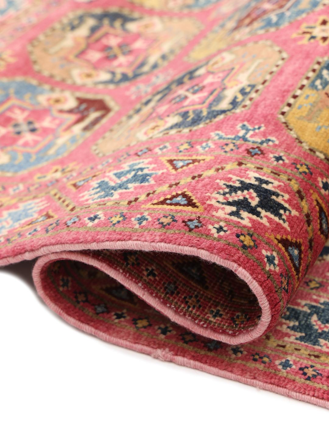 Tapis Kazak afghan noué à la main avec champ rouge et motifs géométriques