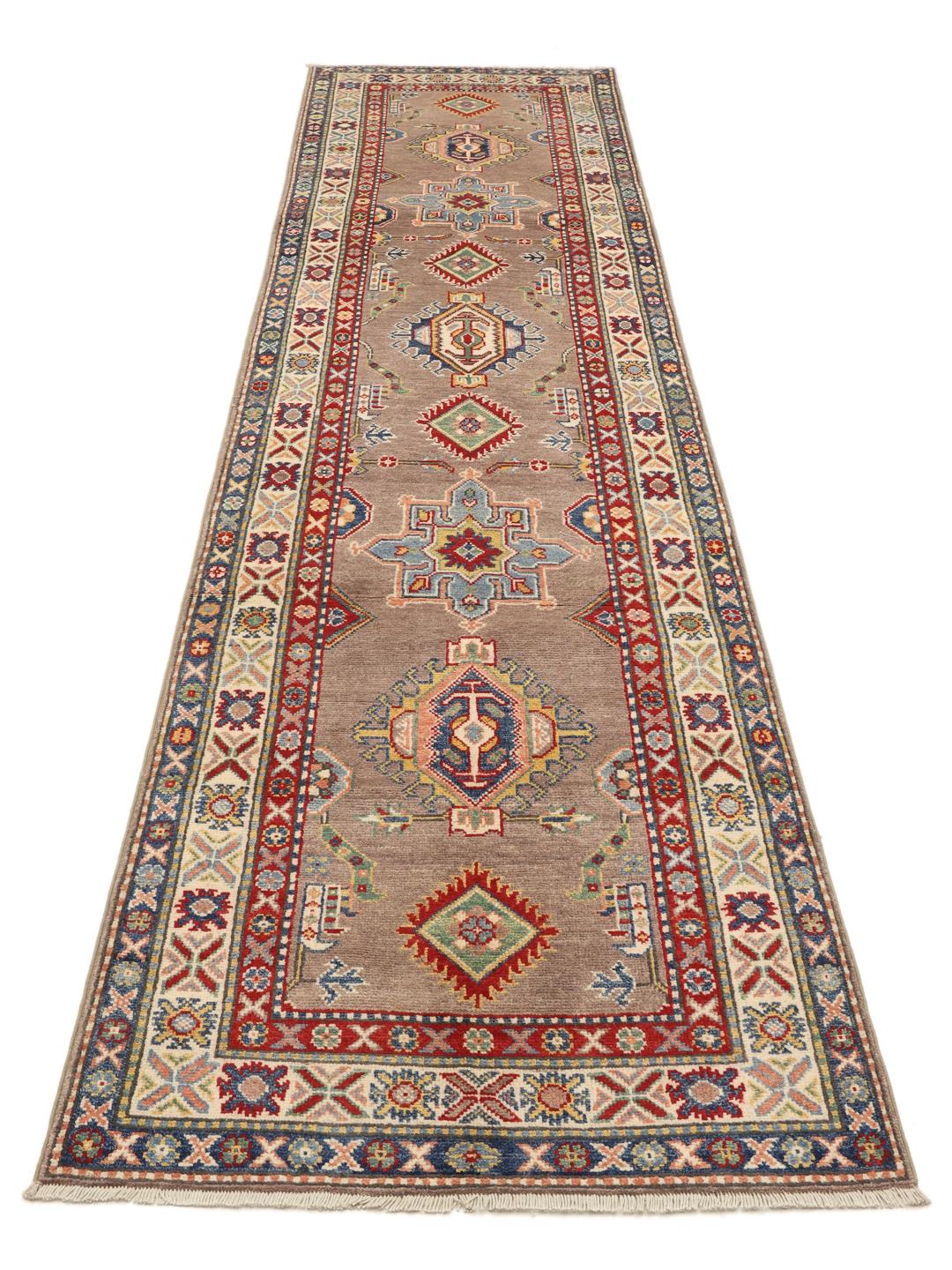 Runner Kazak înnodat manual din Afganistan în culoarea maro cu modele geometrice