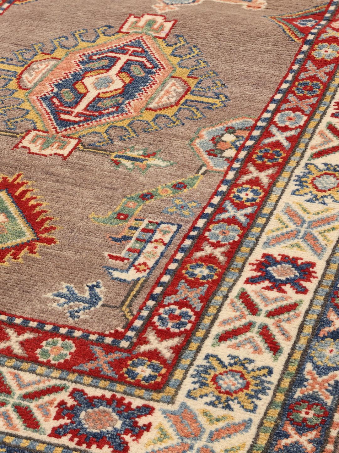 Runner Kazak înnodat manual din Afganistan în culoarea maro cu modele geometrice