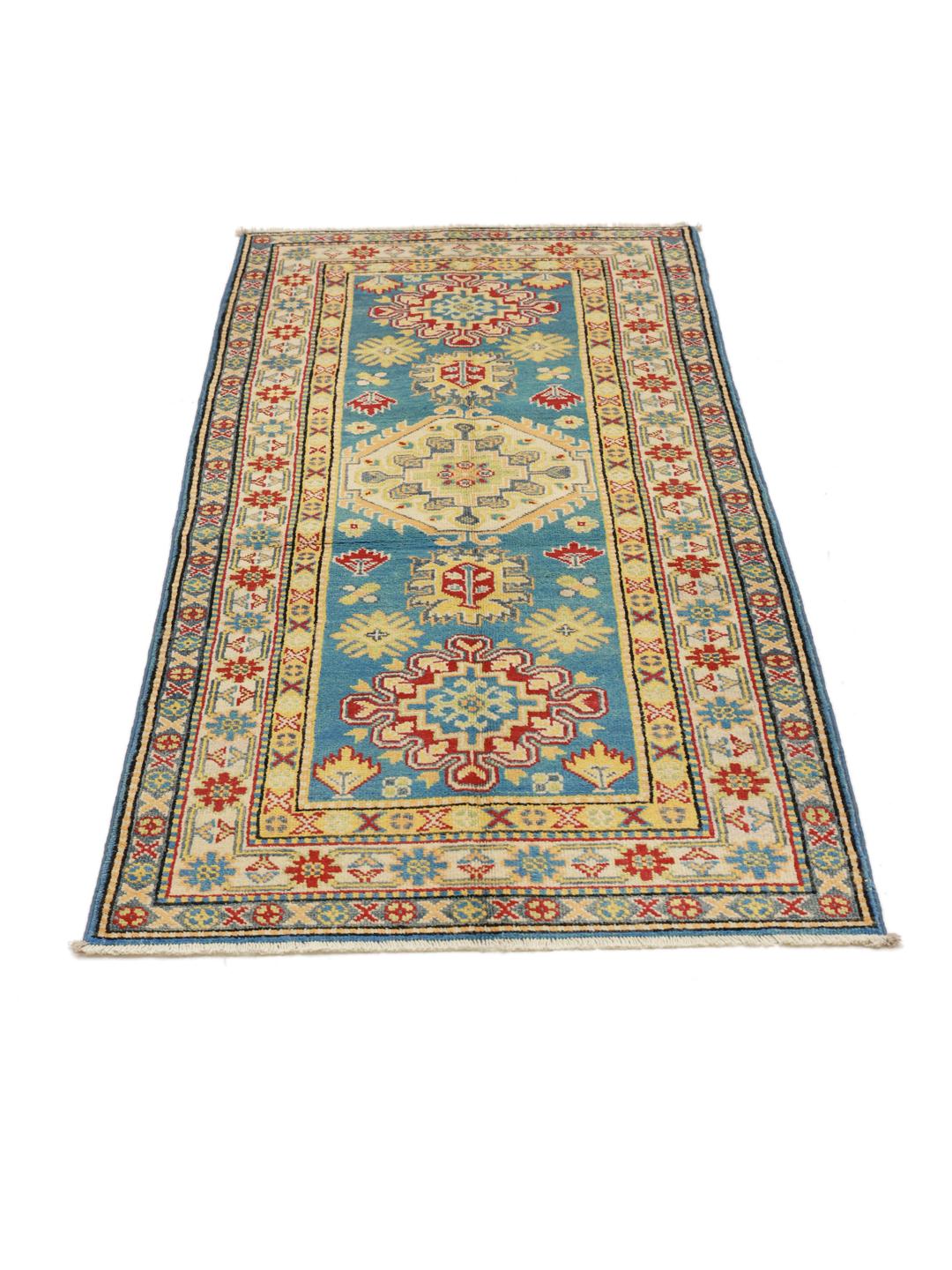 Een handgeknoopt blauw Kazak loper tapijt uit Afghanistan met geometrische patronen.
