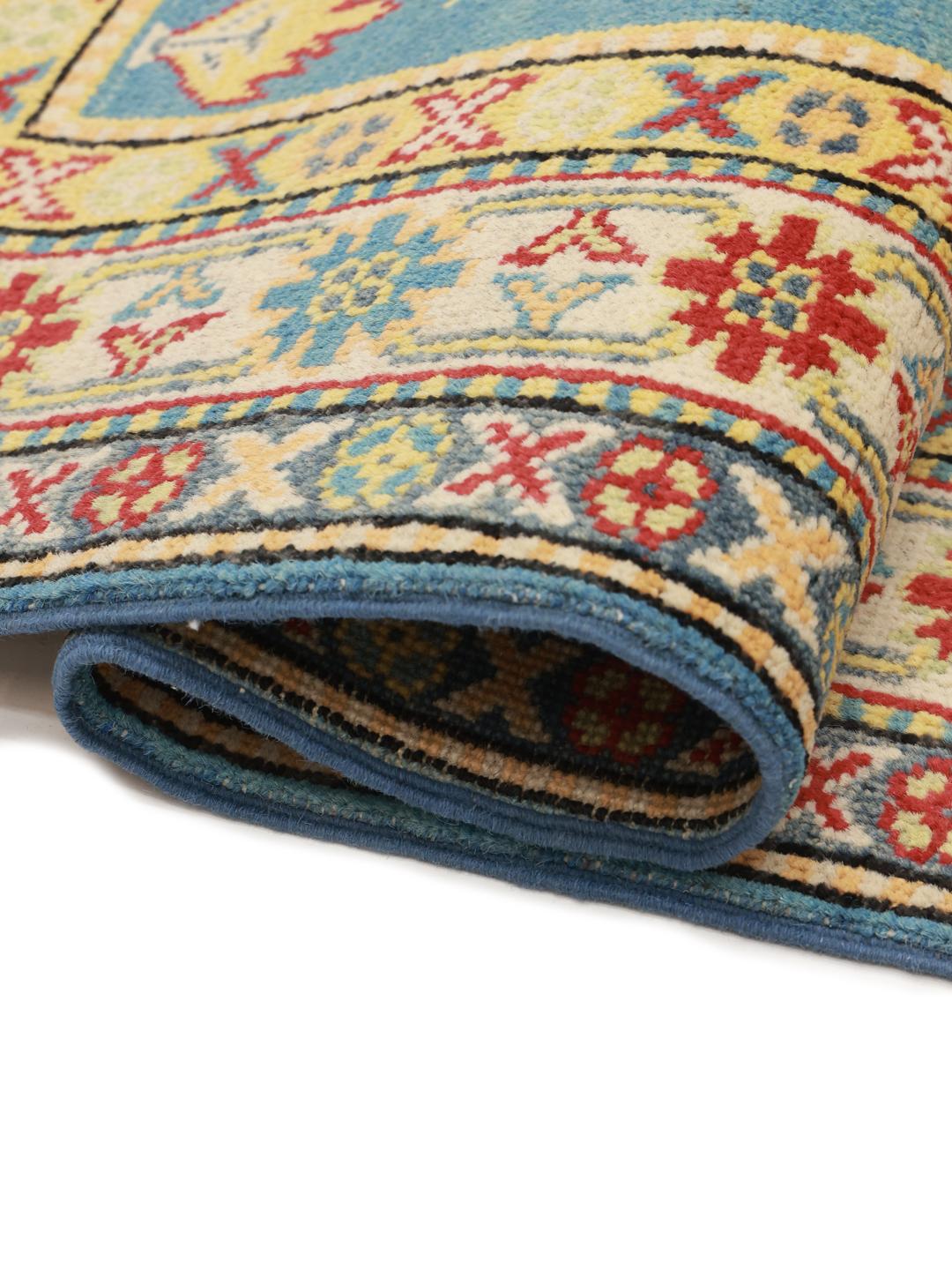Een handgeknoopt blauw Kazak loper tapijt uit Afghanistan met geometrische patronen.