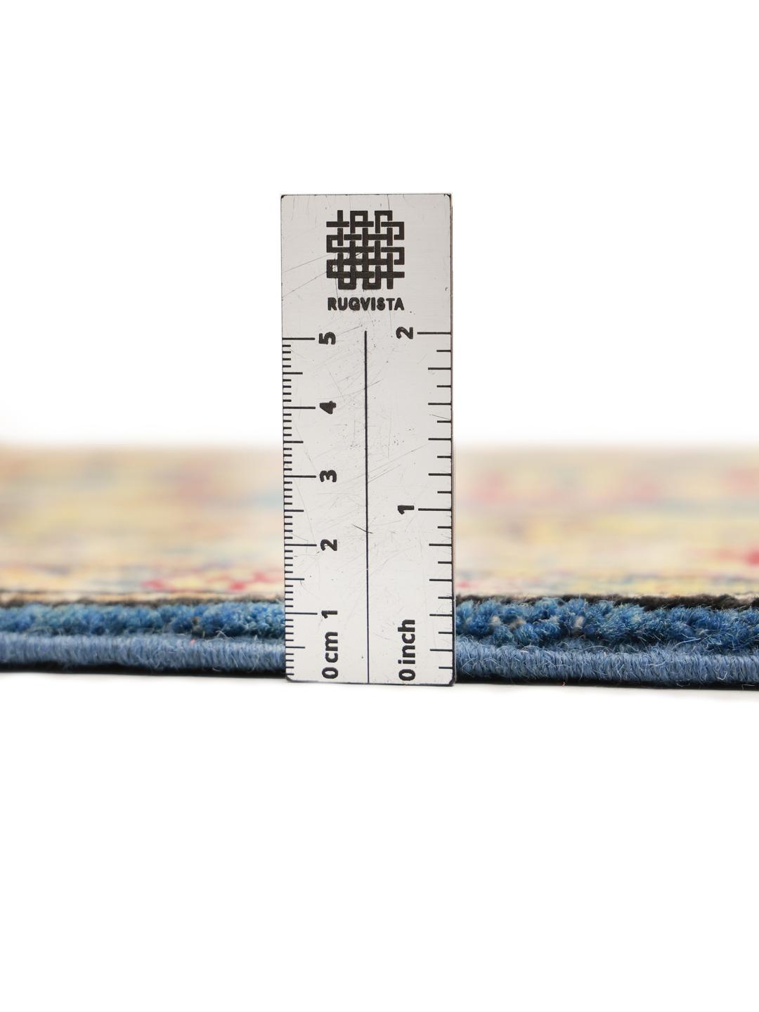 Een handgeknoopt blauw Kazak loper tapijt uit Afghanistan met geometrische patronen.