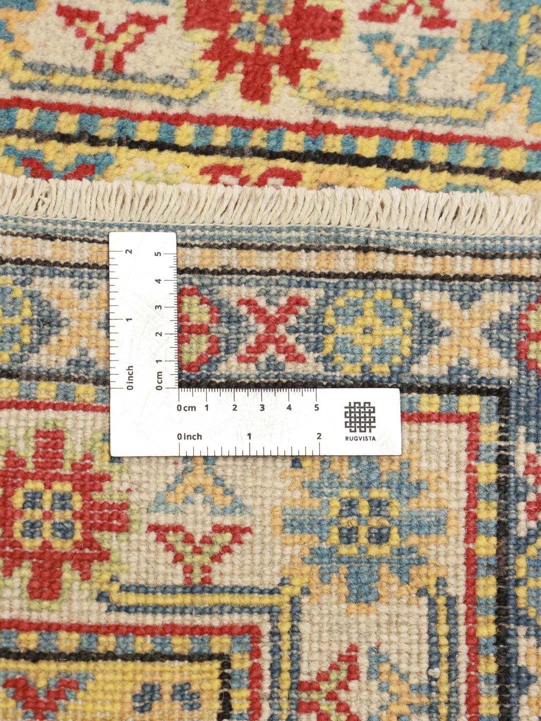 Een handgeknoopt blauw Kazak loper tapijt uit Afghanistan met geometrische patronen.