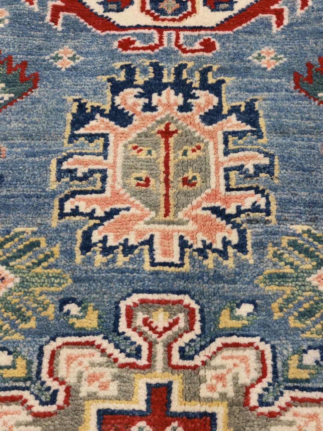 Handgeknüpfter Kazak Läufer aus Afghanistan mit blauem und rotem geometrischen Design