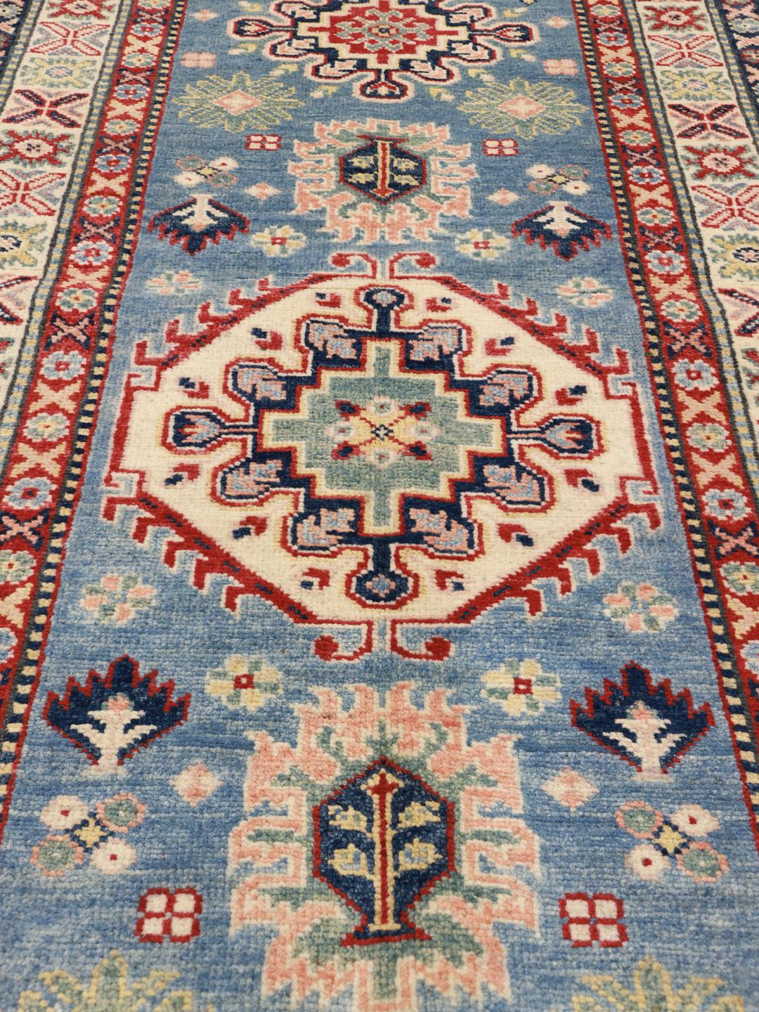 Handgeknüpfter Kazak-Läufer mit blauem Grund und geometrischen Medaillonmustern
