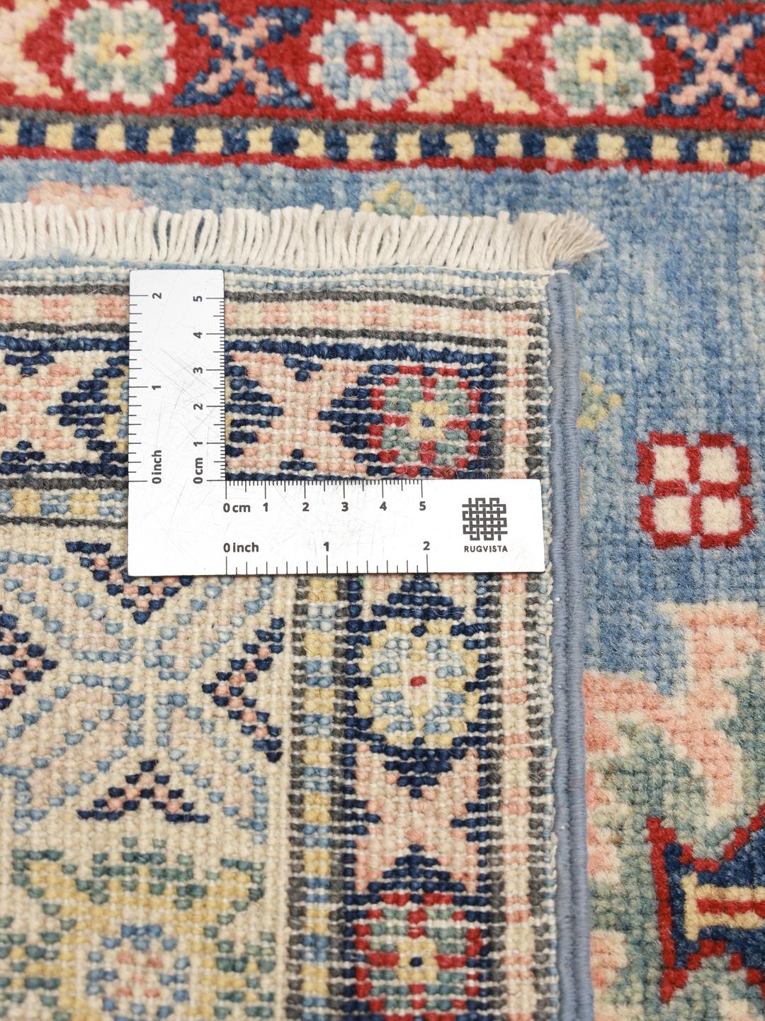 Handgeknüpfter Kazak-Läufer mit blauem Grund und geometrischen Medaillonmustern