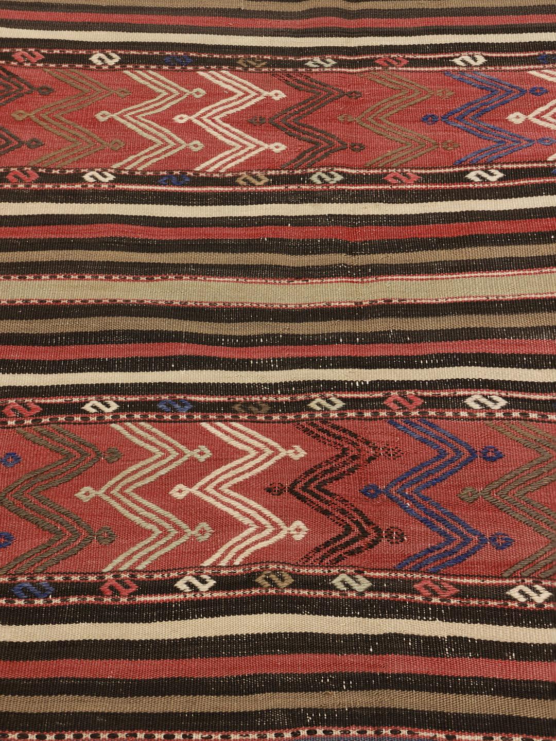 Tapis Kilim vintage turc tissé à la main dans des tons multicolores