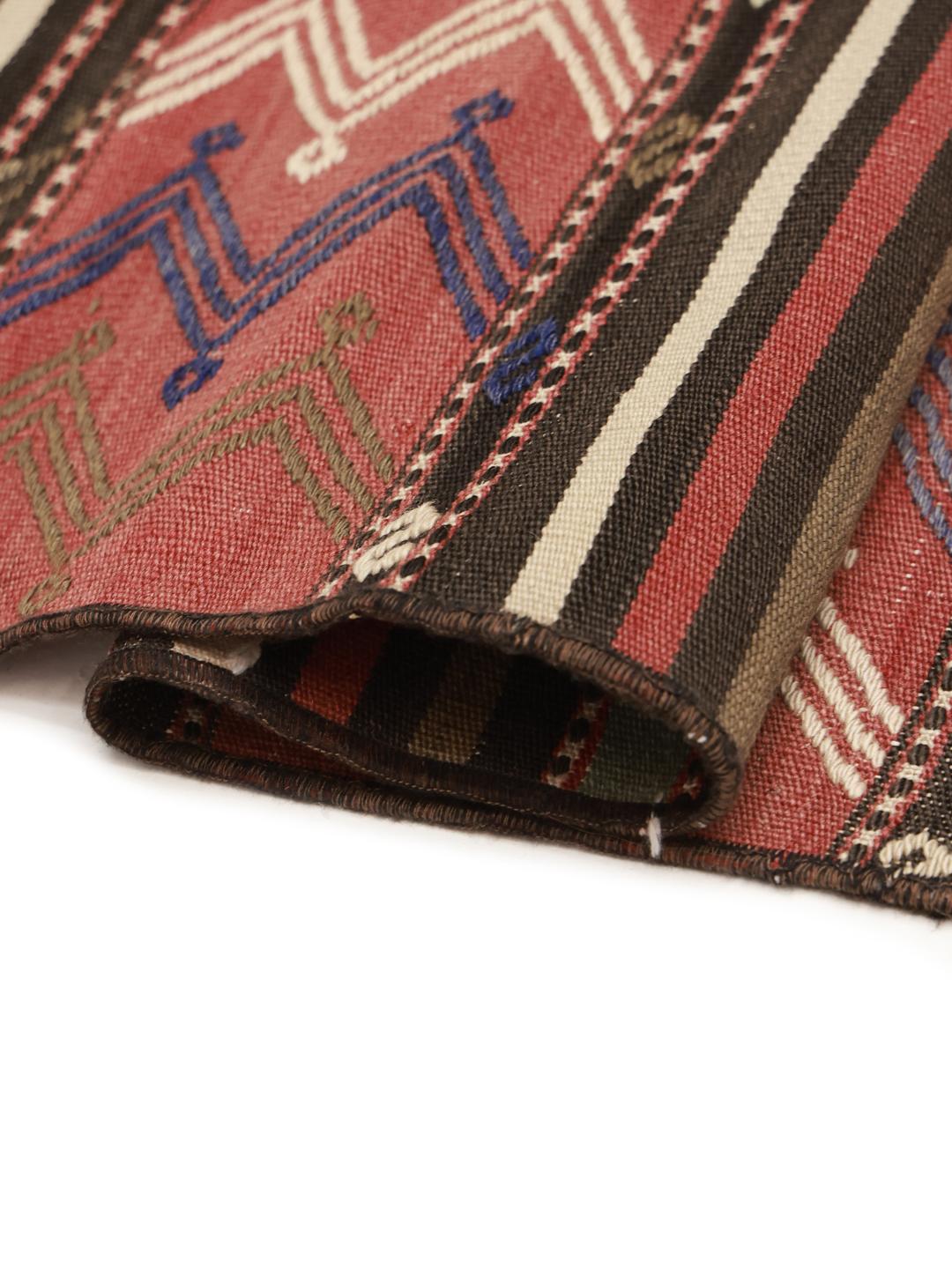 Tapis Kilim vintage turc tissé à la main dans des tons multicolores