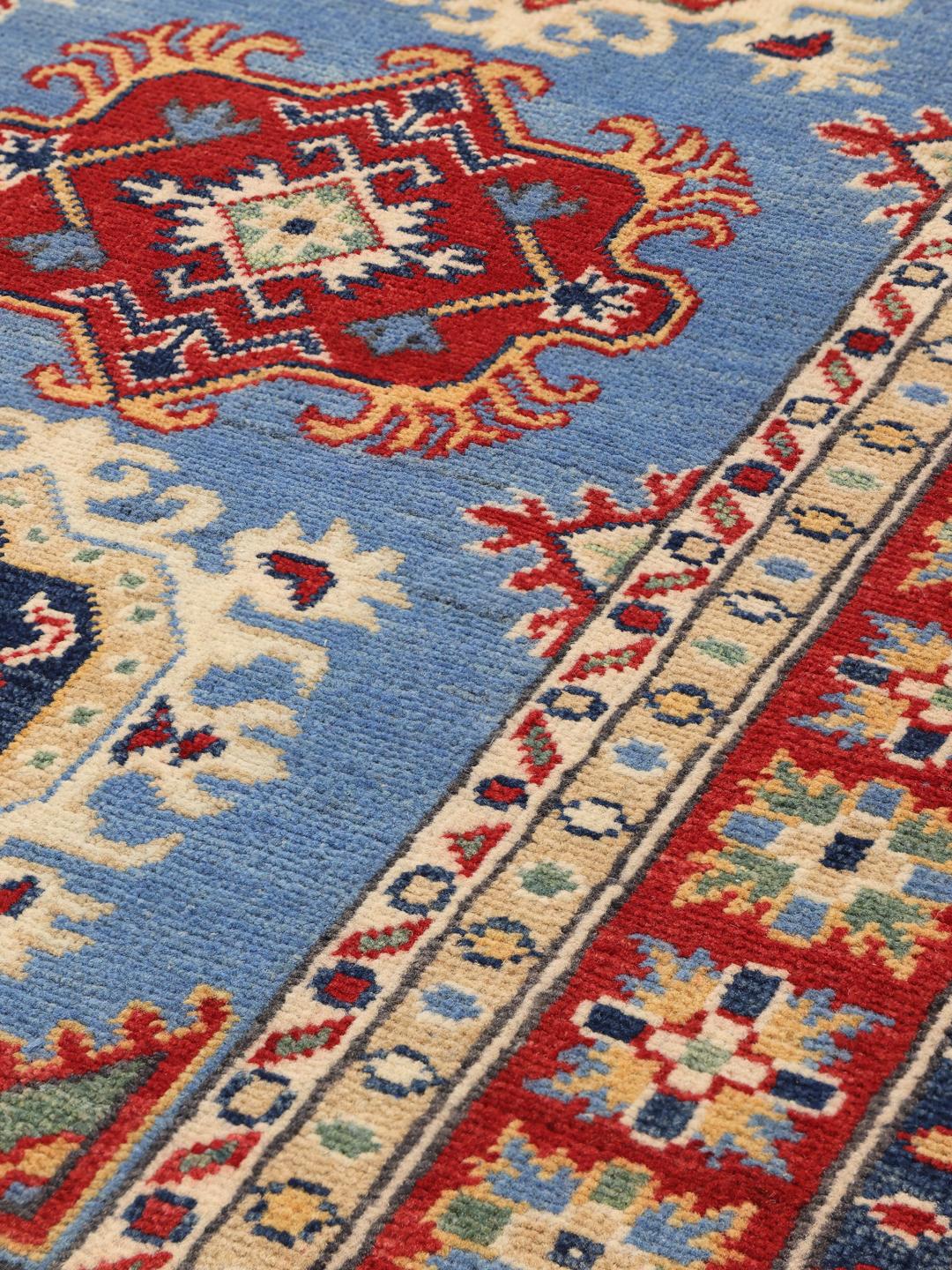 Chemin de table Kazak noué à la main originaire d'Afghanistan avec un champ bleu et des médaillons géométriques