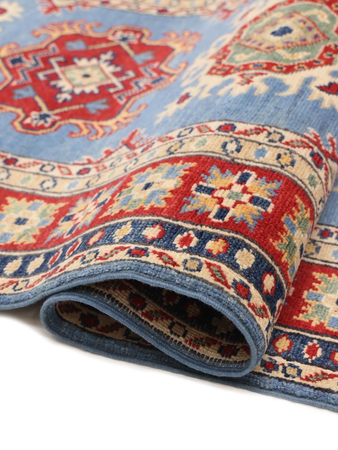 Chemin de table Kazak noué à la main originaire d'Afghanistan avec un champ bleu et des médaillons géométriques