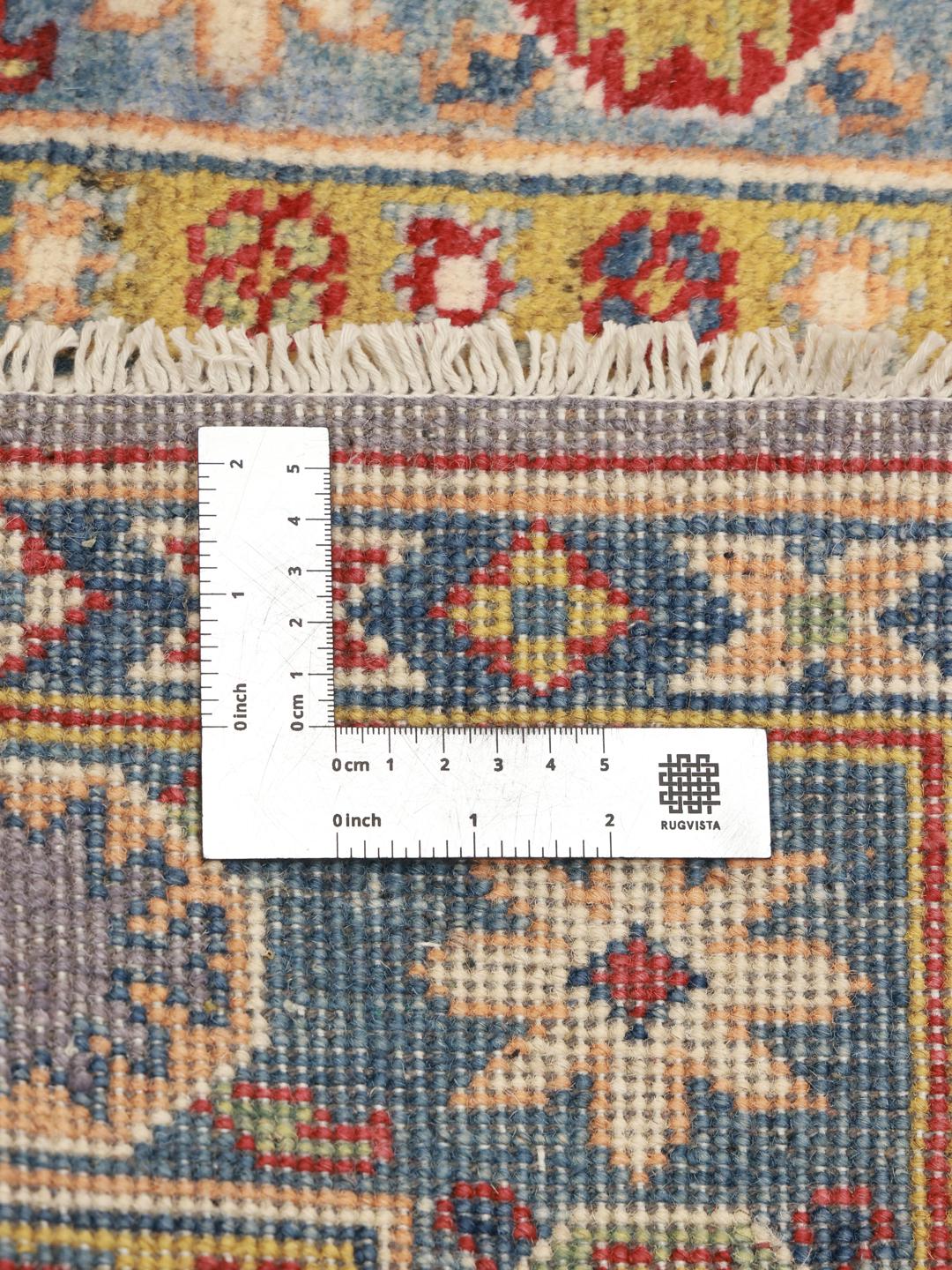 En håndknyttet blå afghansk Kazak-løber med geometriske medaljonmønstre.