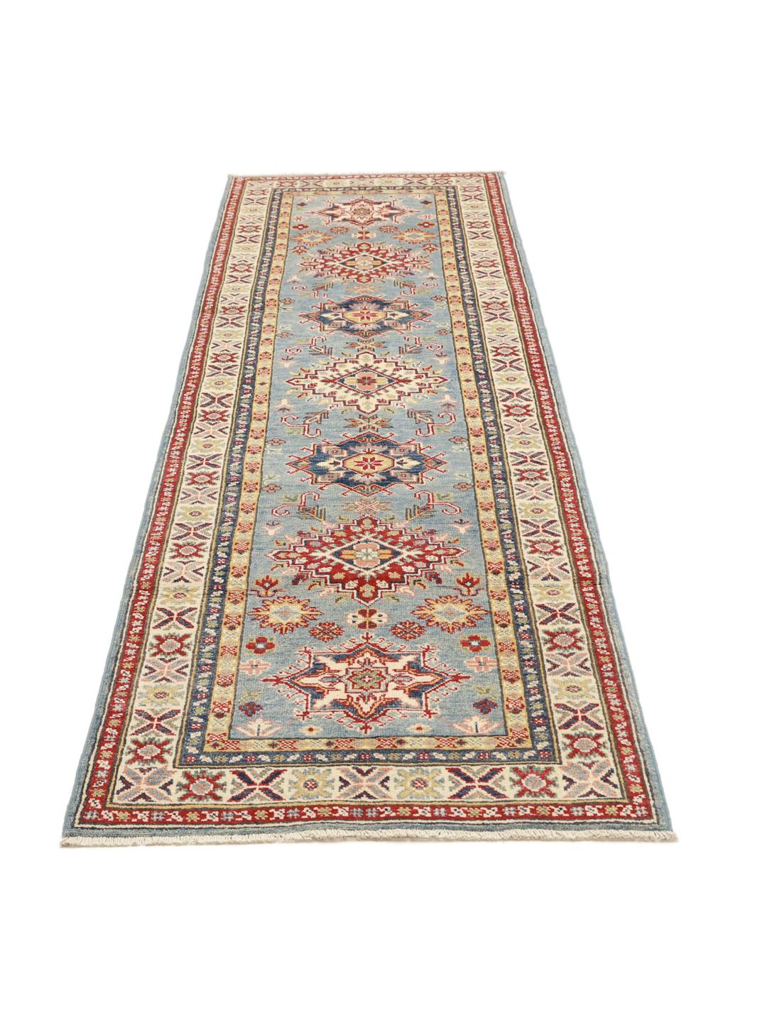 Un tapis couloir Kazak noué à la main en provenance d'Afghanistan présentant des motifs géométriques en bleu, rouge et crème.