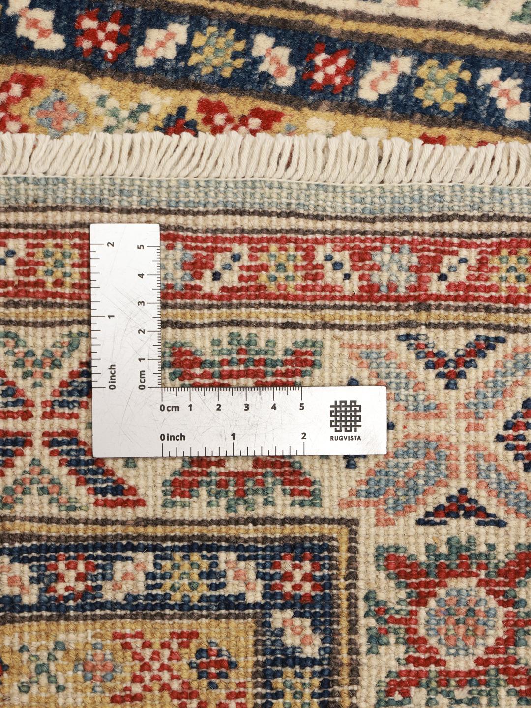 Un tapis couloir Kazak noué à la main en provenance d'Afghanistan présentant des motifs géométriques en bleu, rouge et crème.