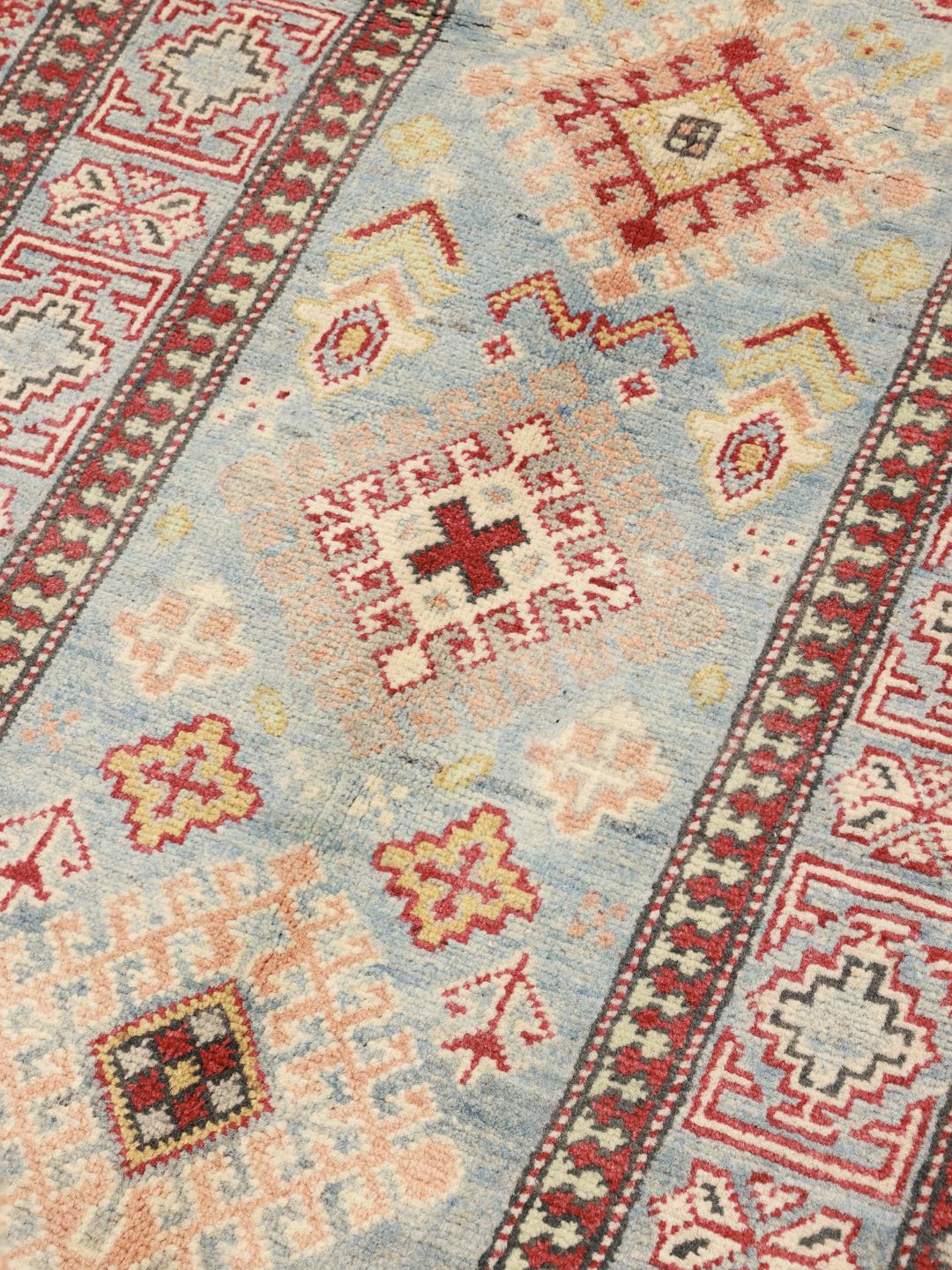Tapis couloir afghan noué à la main avec des motifs géométriques en bleu et rouge