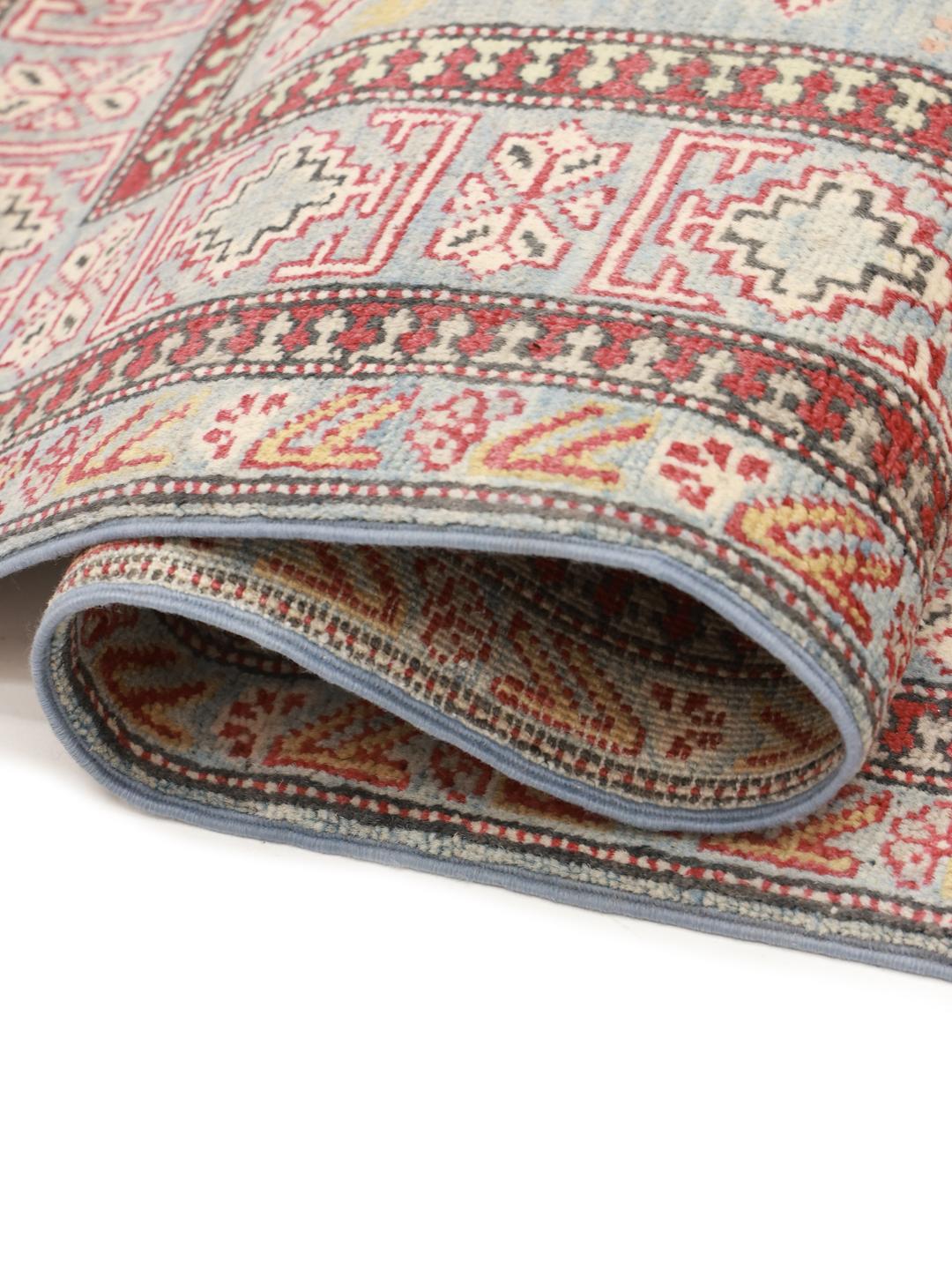 Tapis couloir afghan noué à la main avec des motifs géométriques en bleu et rouge