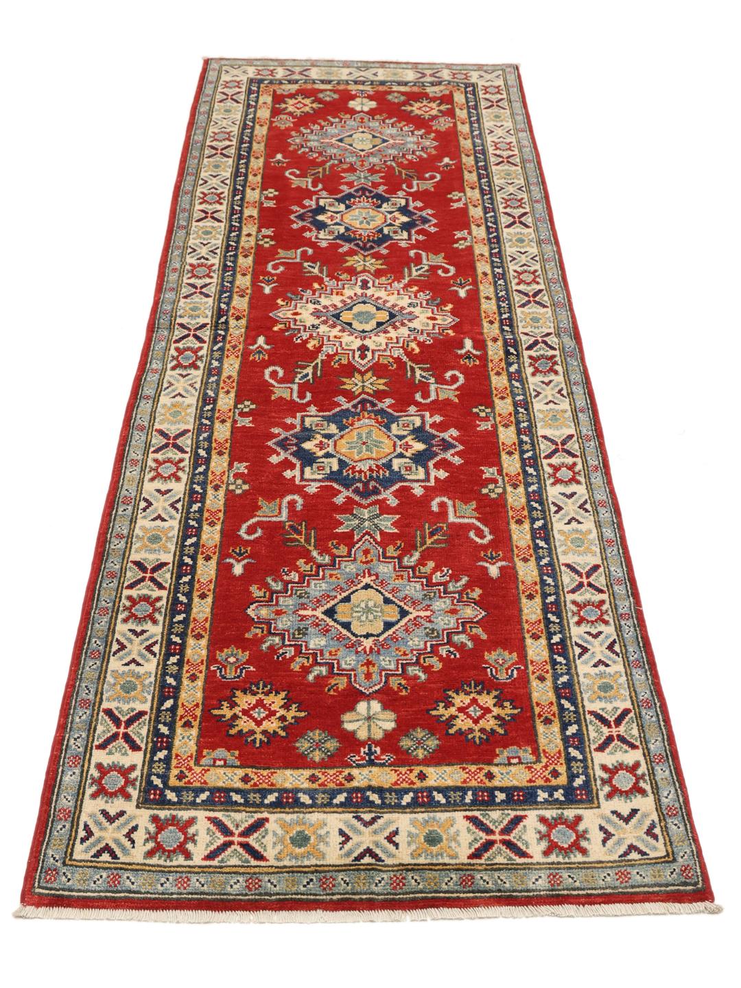 Ein langer, roter, handgeknüpfter Kazak-Läufer mit geometrischen Medaillons aus Afghanistan.