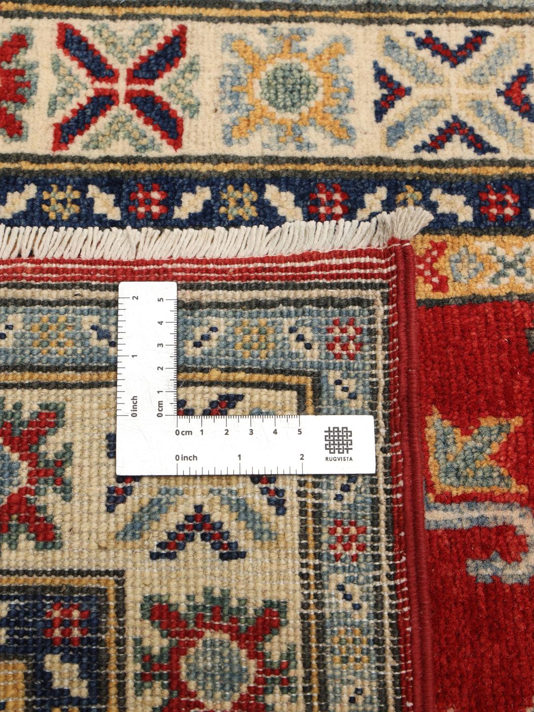 Ein langer, roter, handgeknüpfter Kazak-Läufer mit geometrischen Medaillons aus Afghanistan.