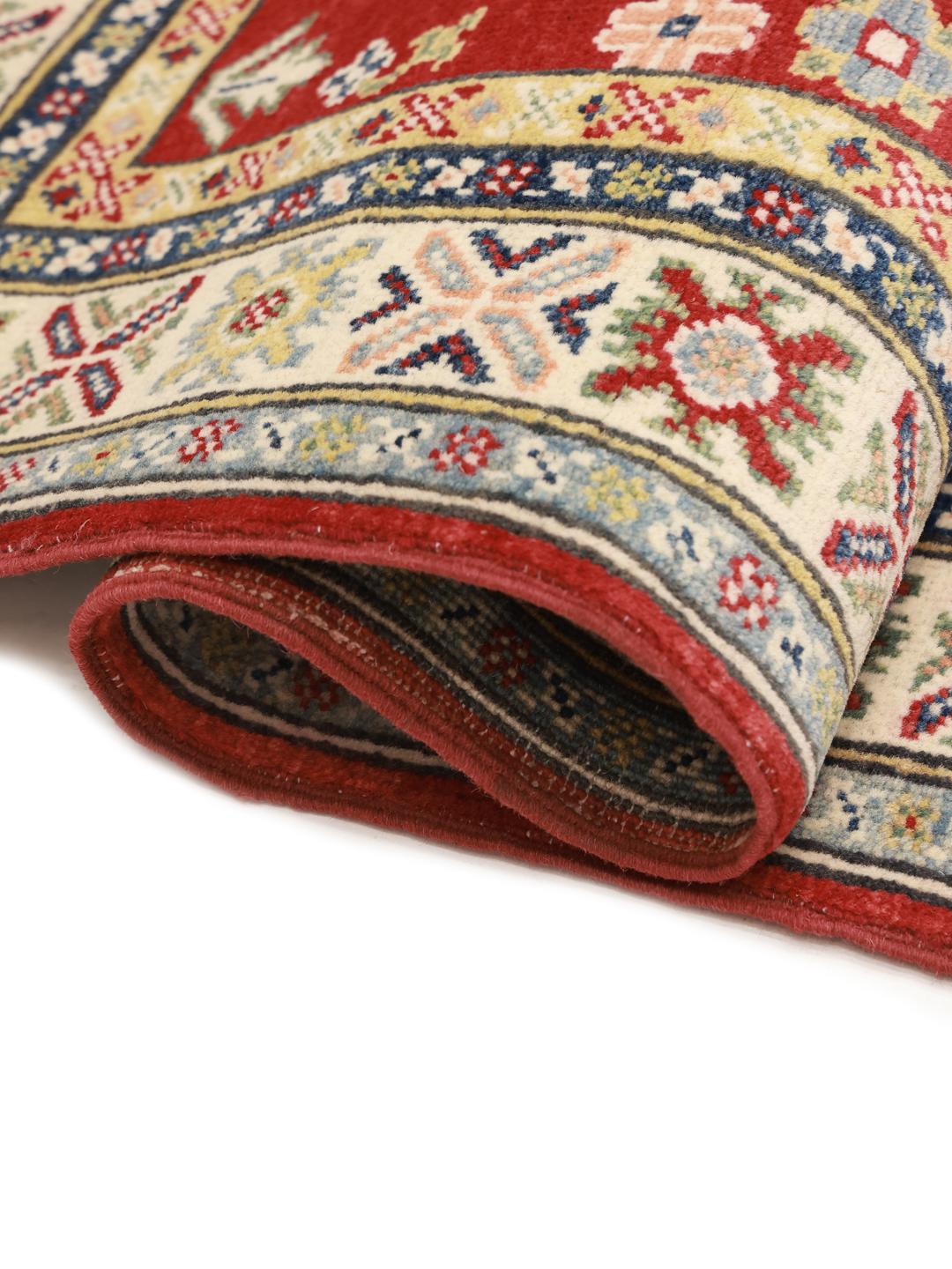 Handgeknüpfter afghanischer Kazak-Läufer in Rot mit geometrischen Motiven