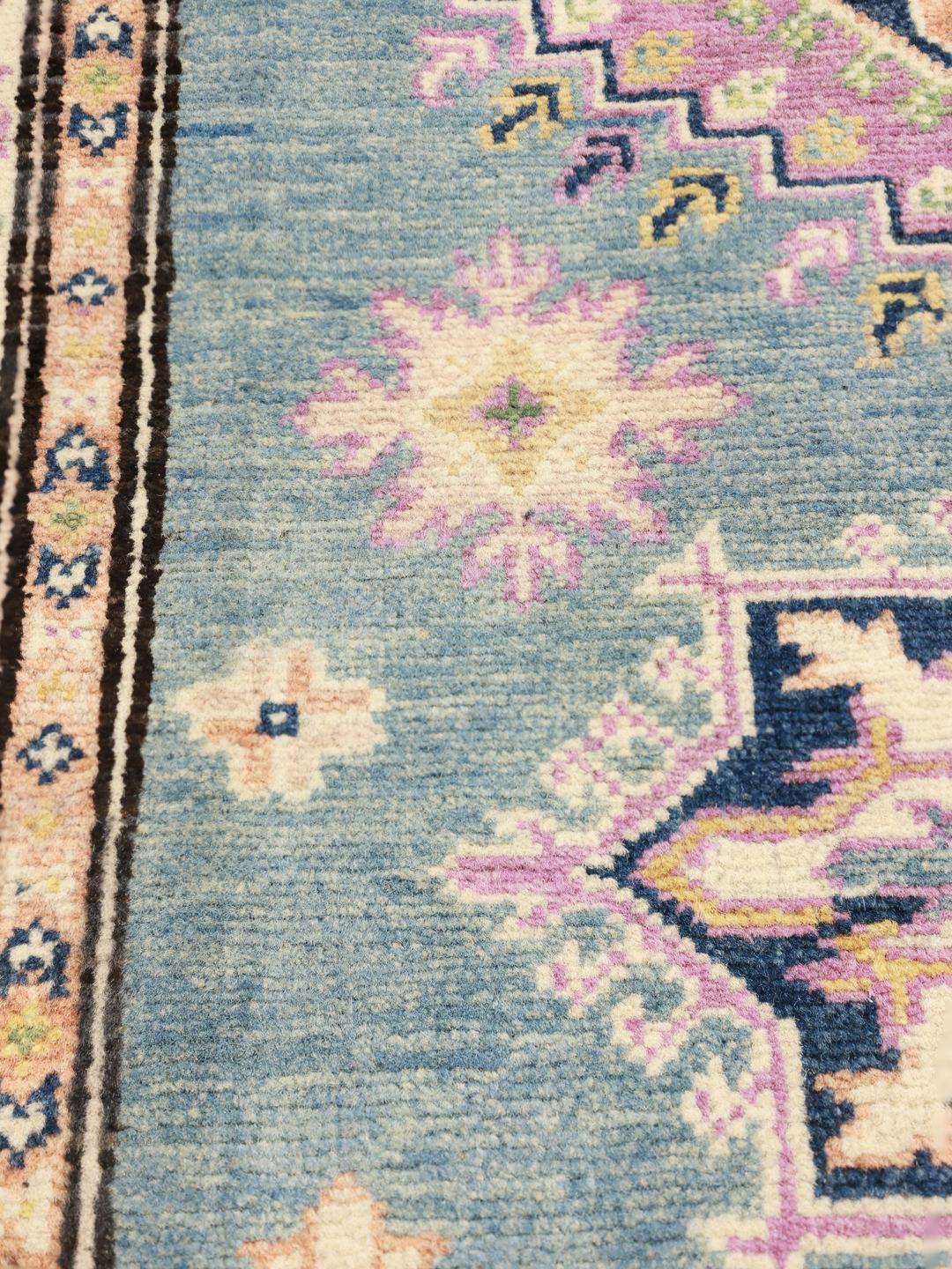 Handgefertigter afghanischer Kazak-Teppich mit geometrischen Mustern in Blau, Rosa und Creme