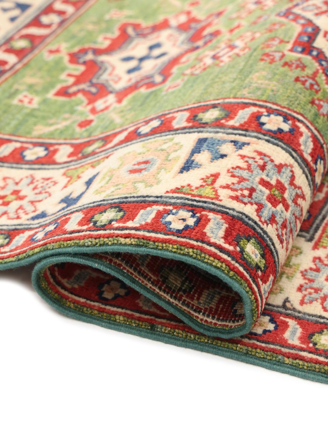 Handgeknüpfter Kazak-Teppich aus Afghanistan mit einem lebendigen grünen Feld und geometrischen Mustern.