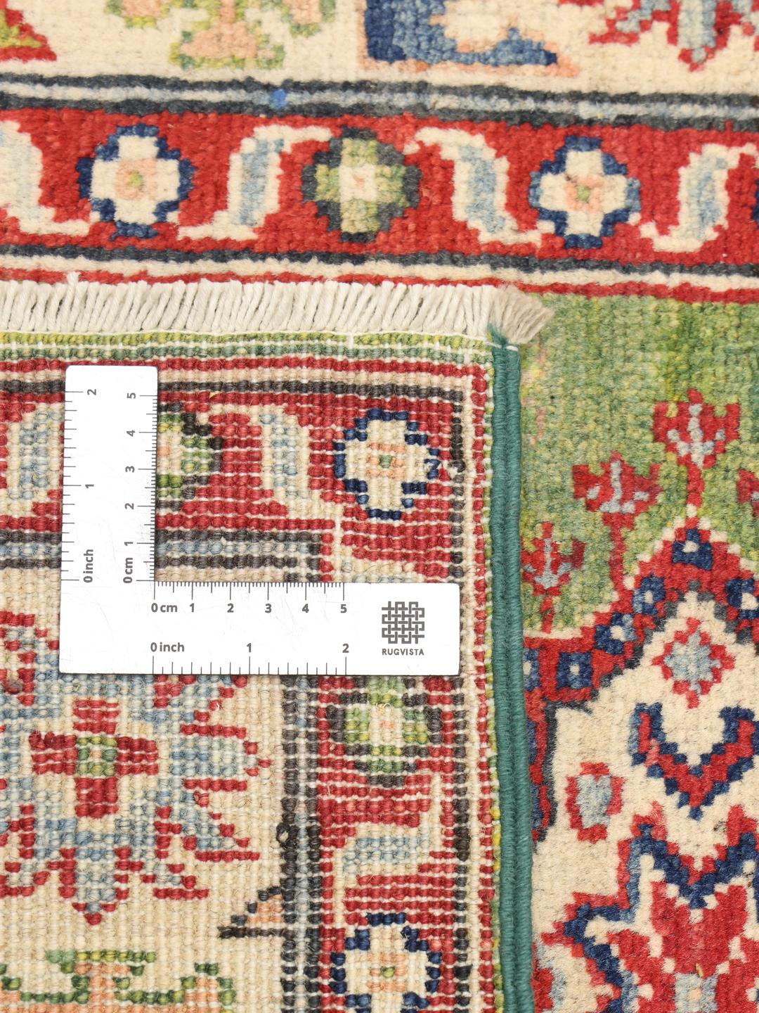 Handgeknüpfter Kazak-Teppich aus Afghanistan mit einem lebendigen grünen Feld und geometrischen Mustern.