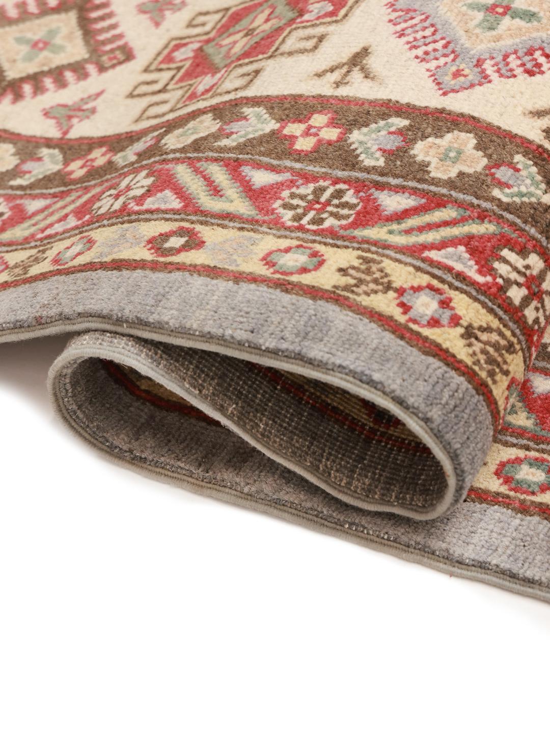 Een groot, handgeknoopt Kazak-tapijt uit Afghanistan in grijstinten en rood.