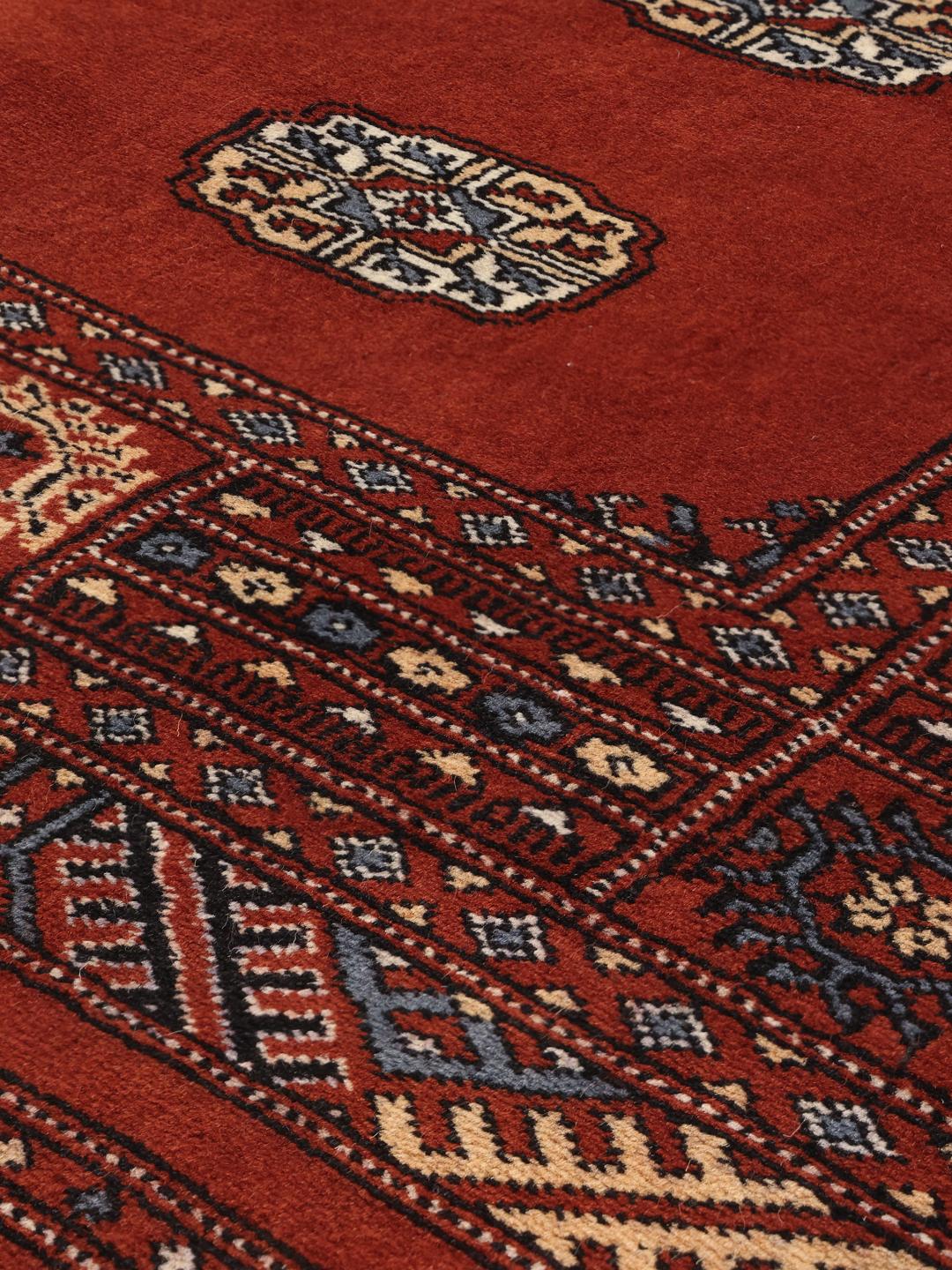 Handgeknoopt Pakistan Bokhara 2ply tapijt in donkerrood met traditionele medaillonpatronen