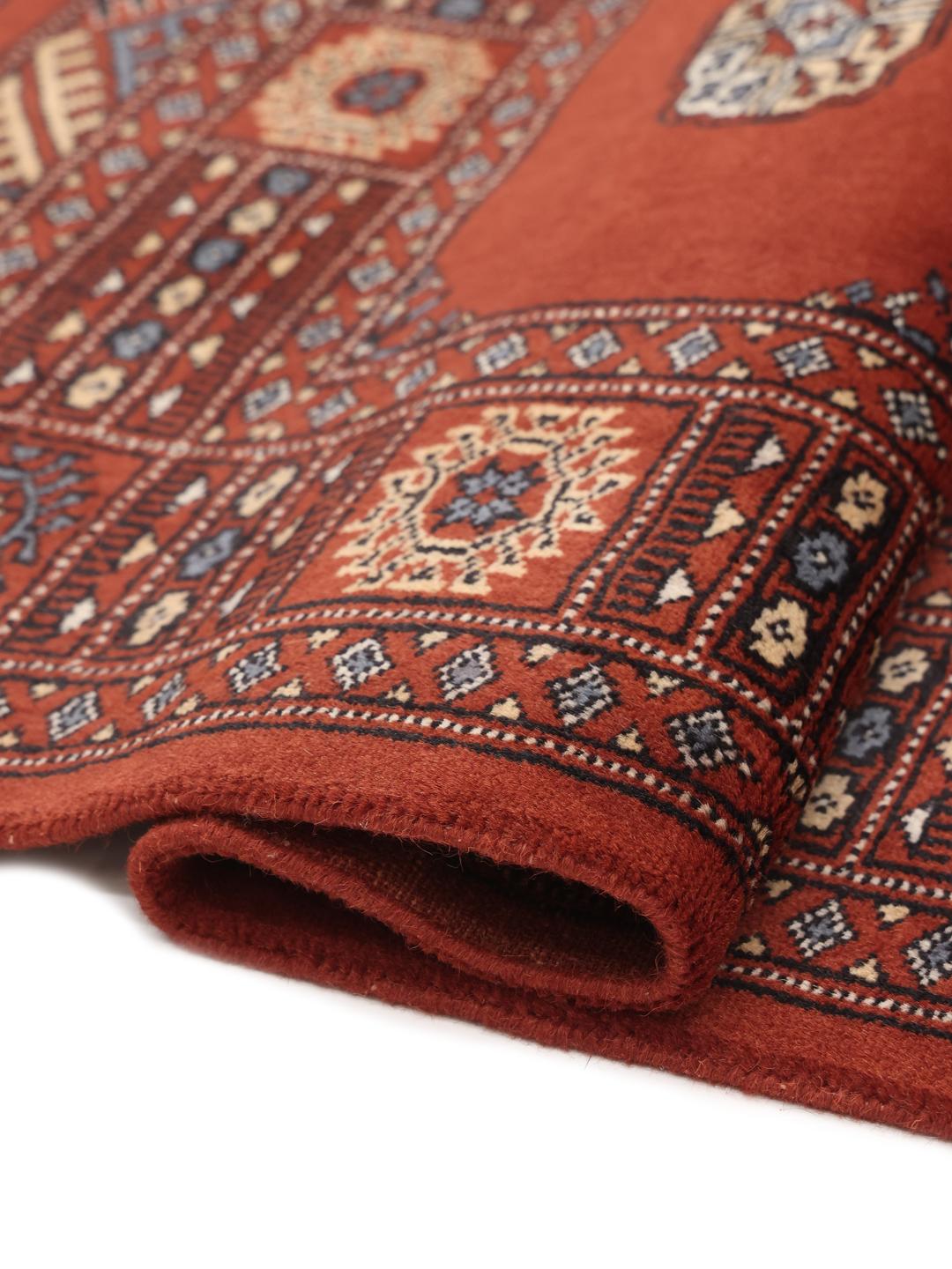 Handgeknoopt Pakistan Bokhara 2ply tapijt in donkerrood met traditionele medaillonpatronen