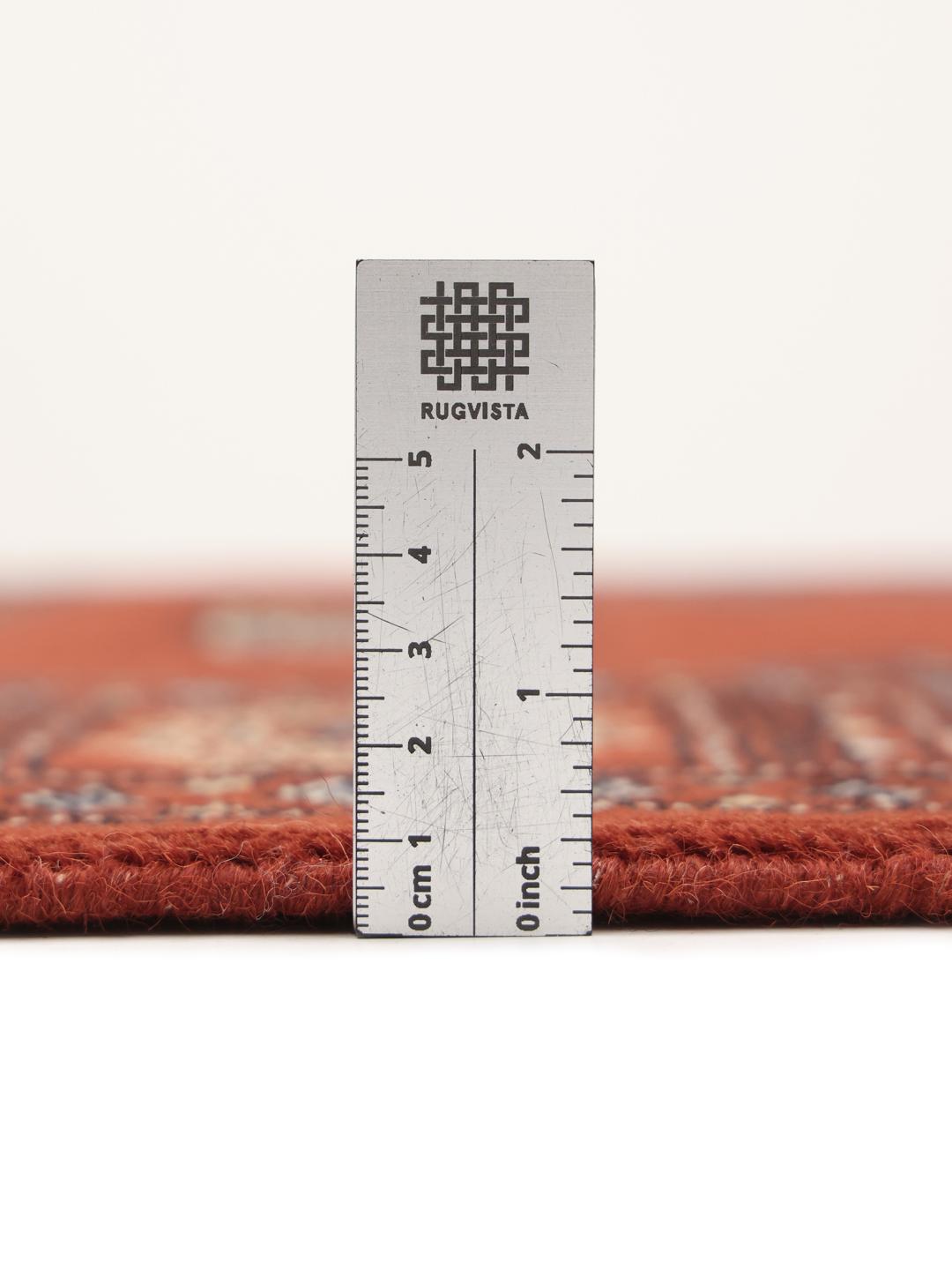 Handgeknoopt Pakistan Bokhara 2ply tapijt in donkerrood met traditionele medaillonpatronen