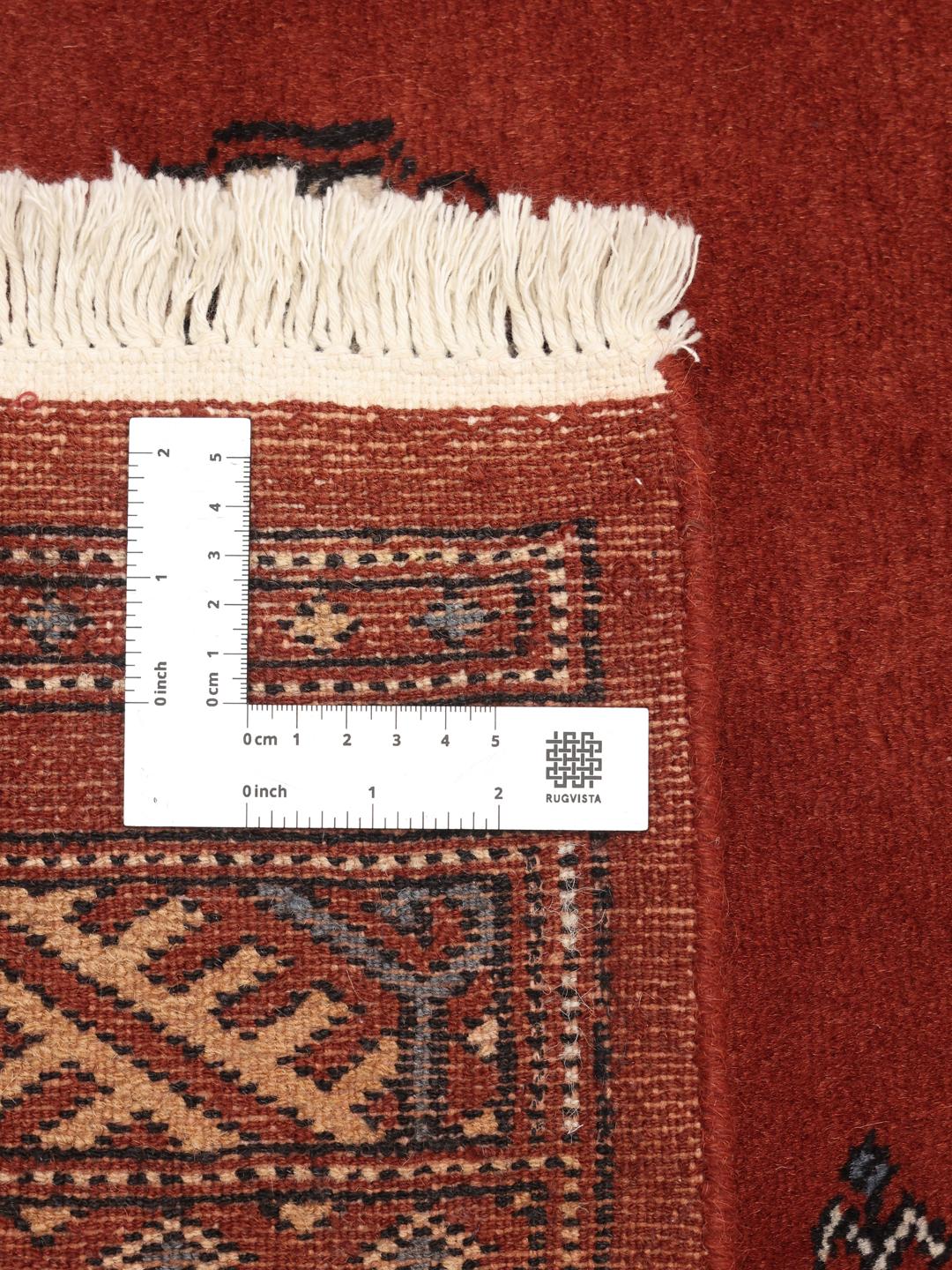 Handgeknoopt Pakistan Bokhara 2ply tapijt in donkerrood met traditionele medaillonpatronen