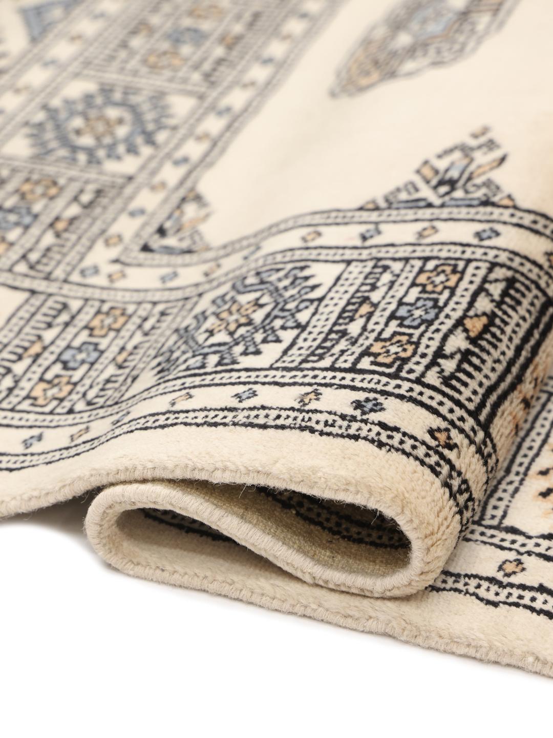 Handgeknoopt Pakistan Bokhara tapijt met een beige veld en blauwe en bruine geometrische motieven