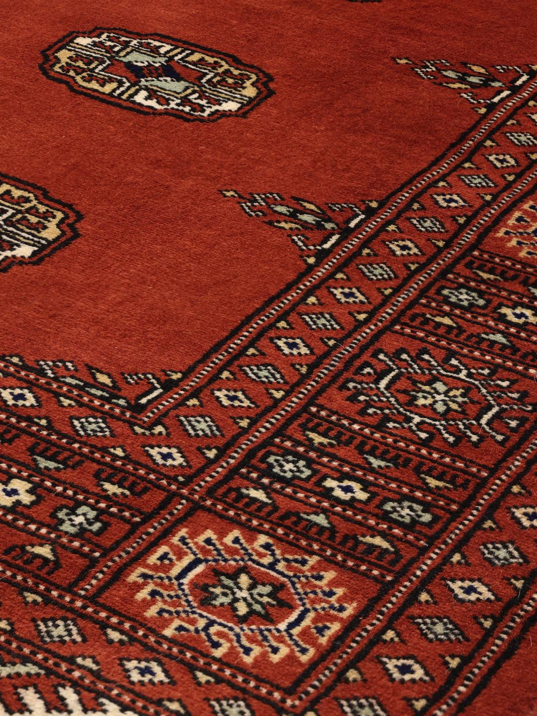 Håndknyttet rødt Pakistan Bokhara 2ply tæppe med gentagne geometriske motiver