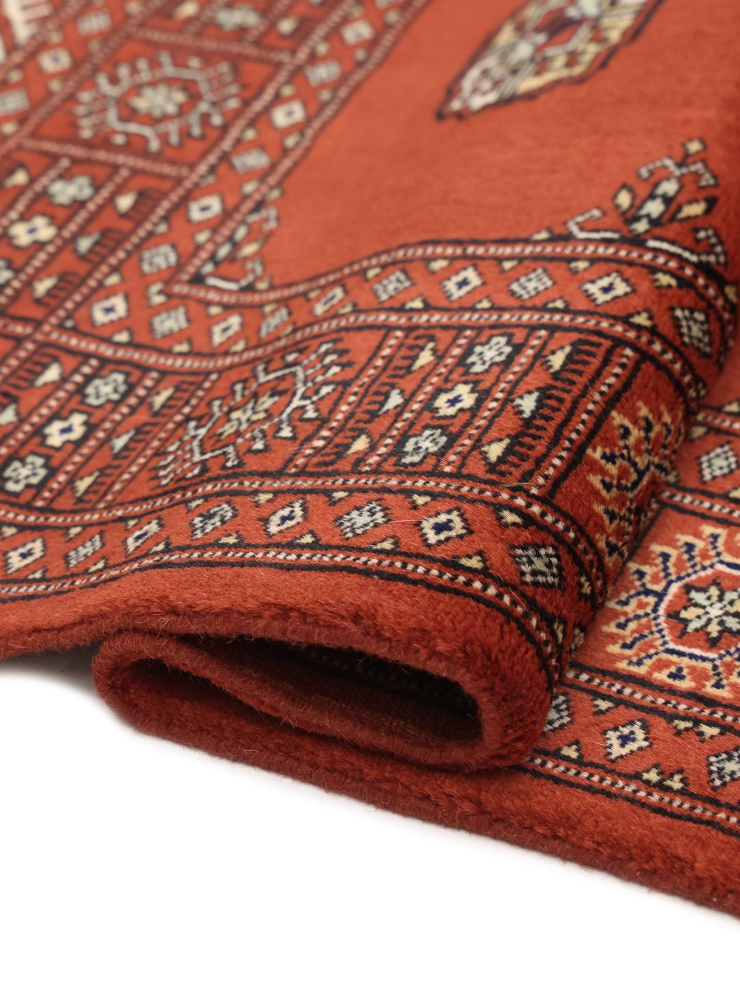 Håndknyttet rødt Pakistan Bokhara 2ply tæppe med gentagne geometriske motiver